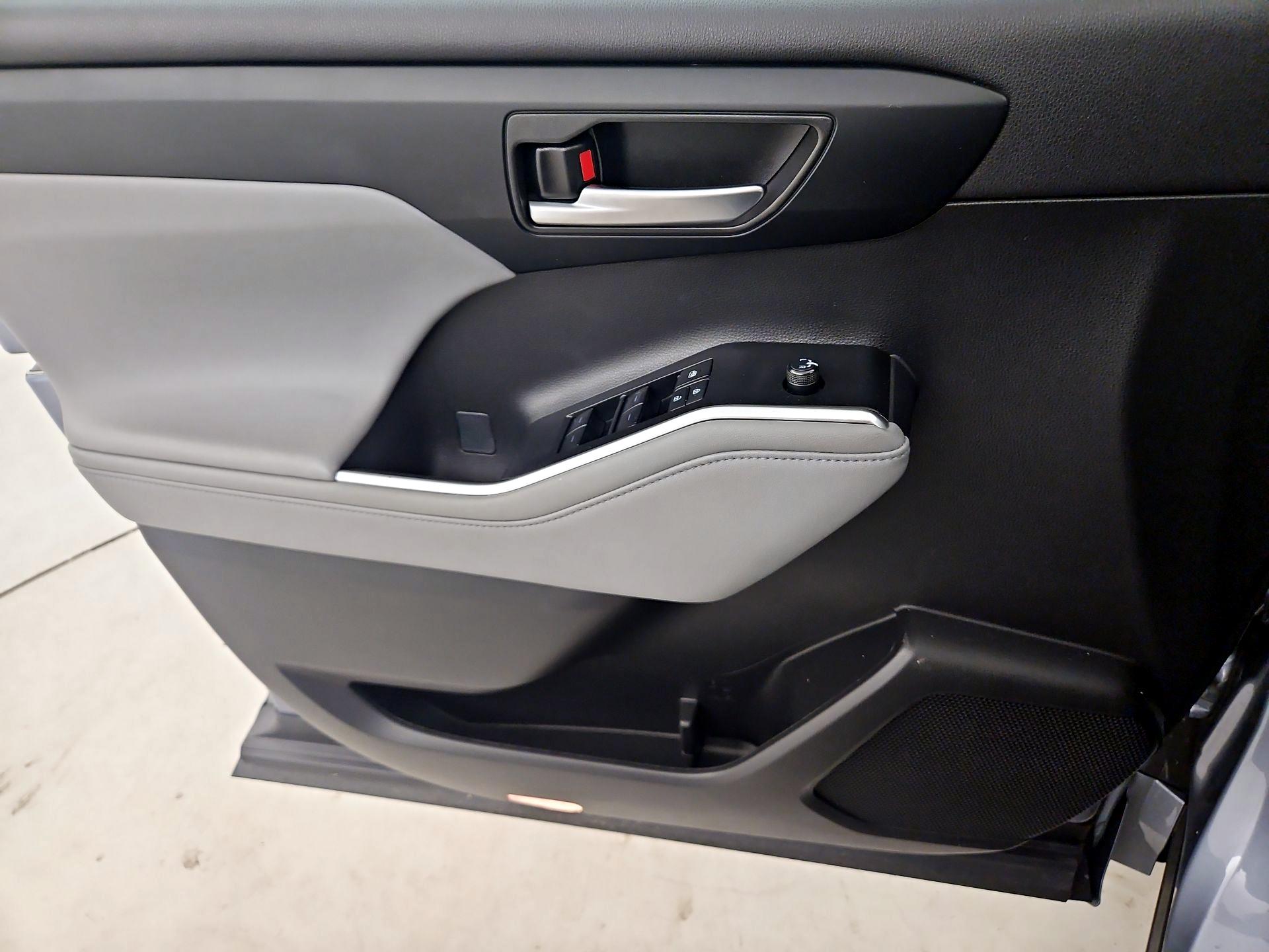 Thumbnail: 2023 Toyota Highlander - 12