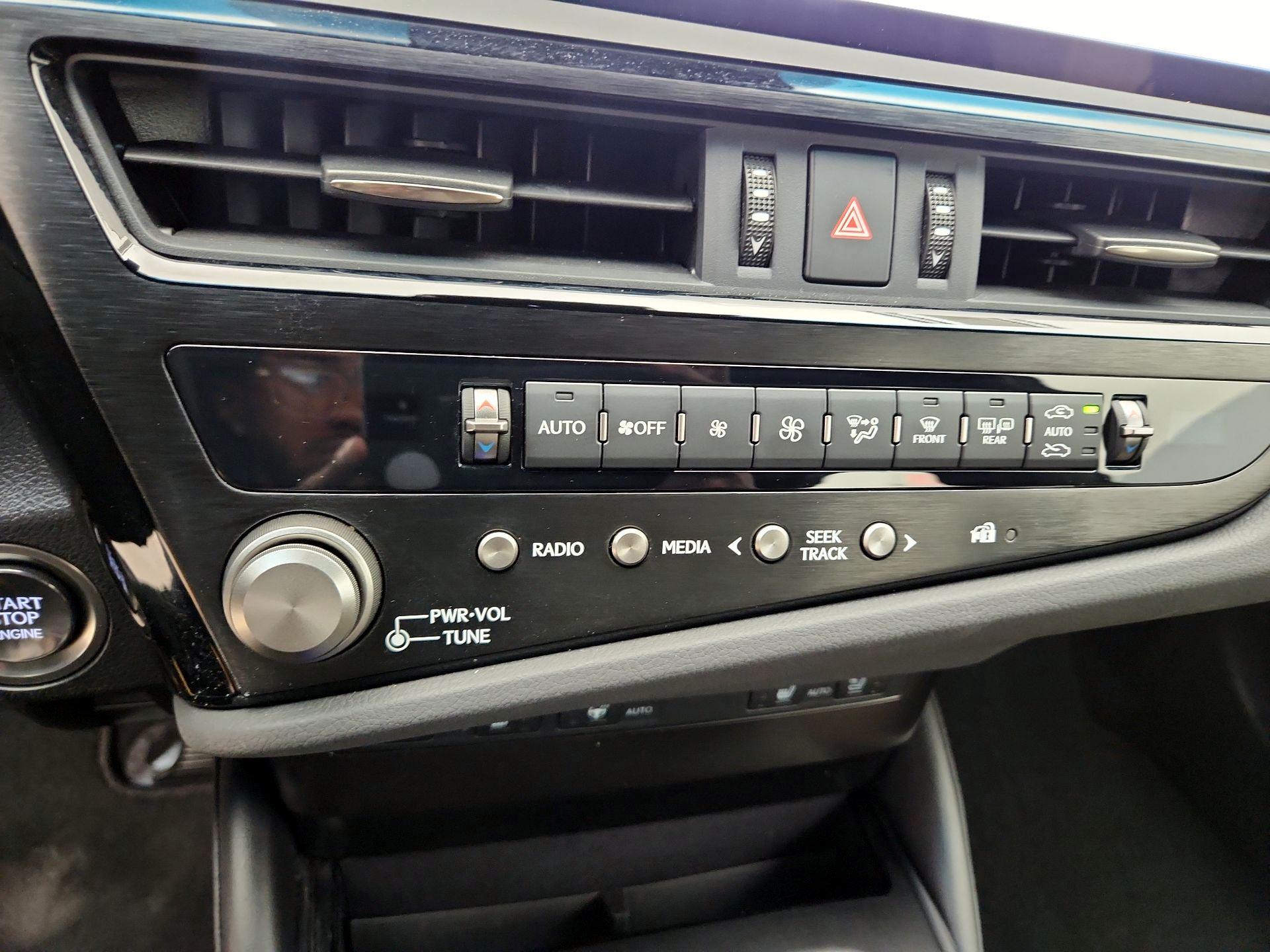 Thumbnail: 2023 Lexus ES - 17