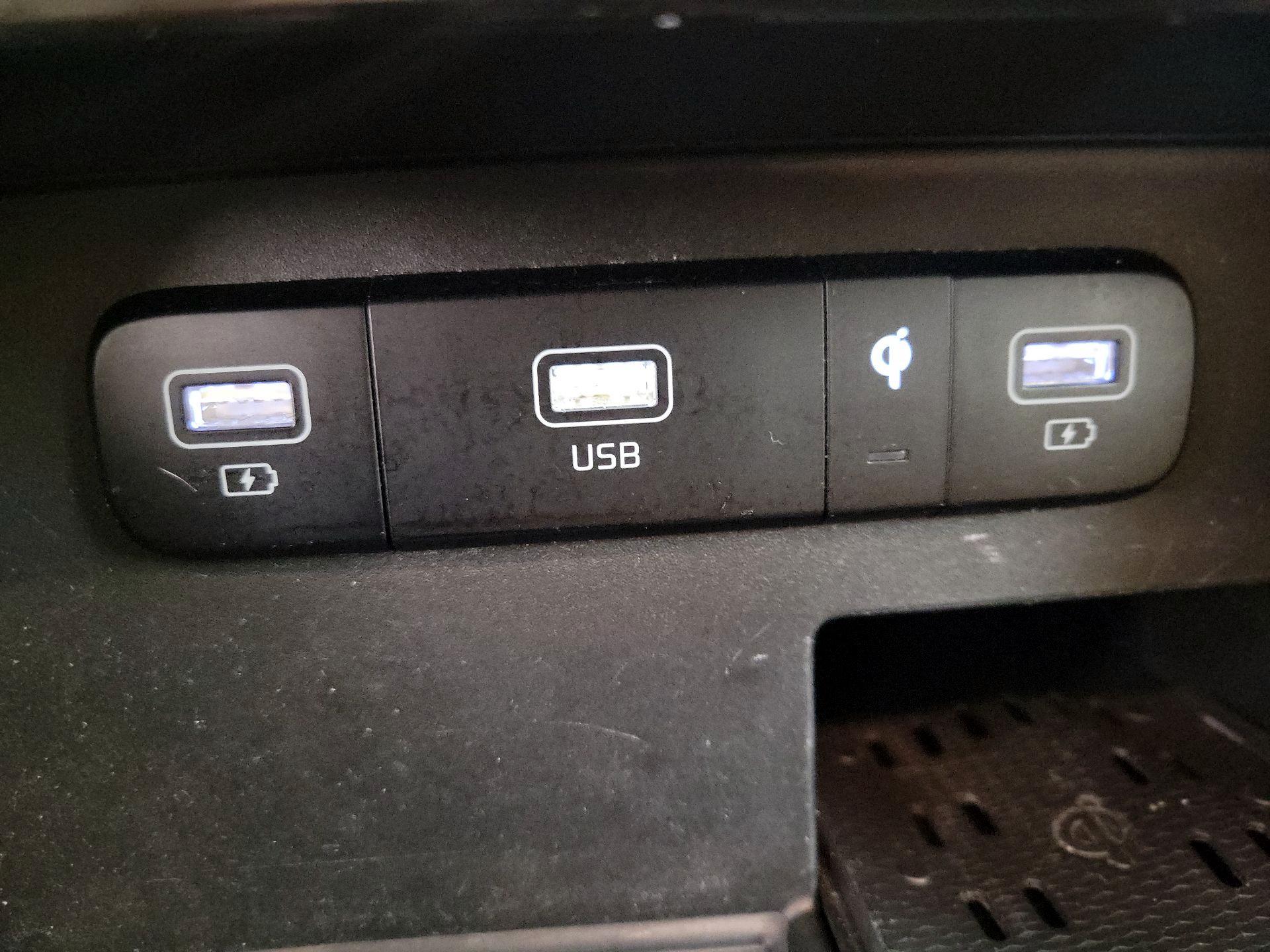 Thumbnail: 2022 Kia Carnival - 19