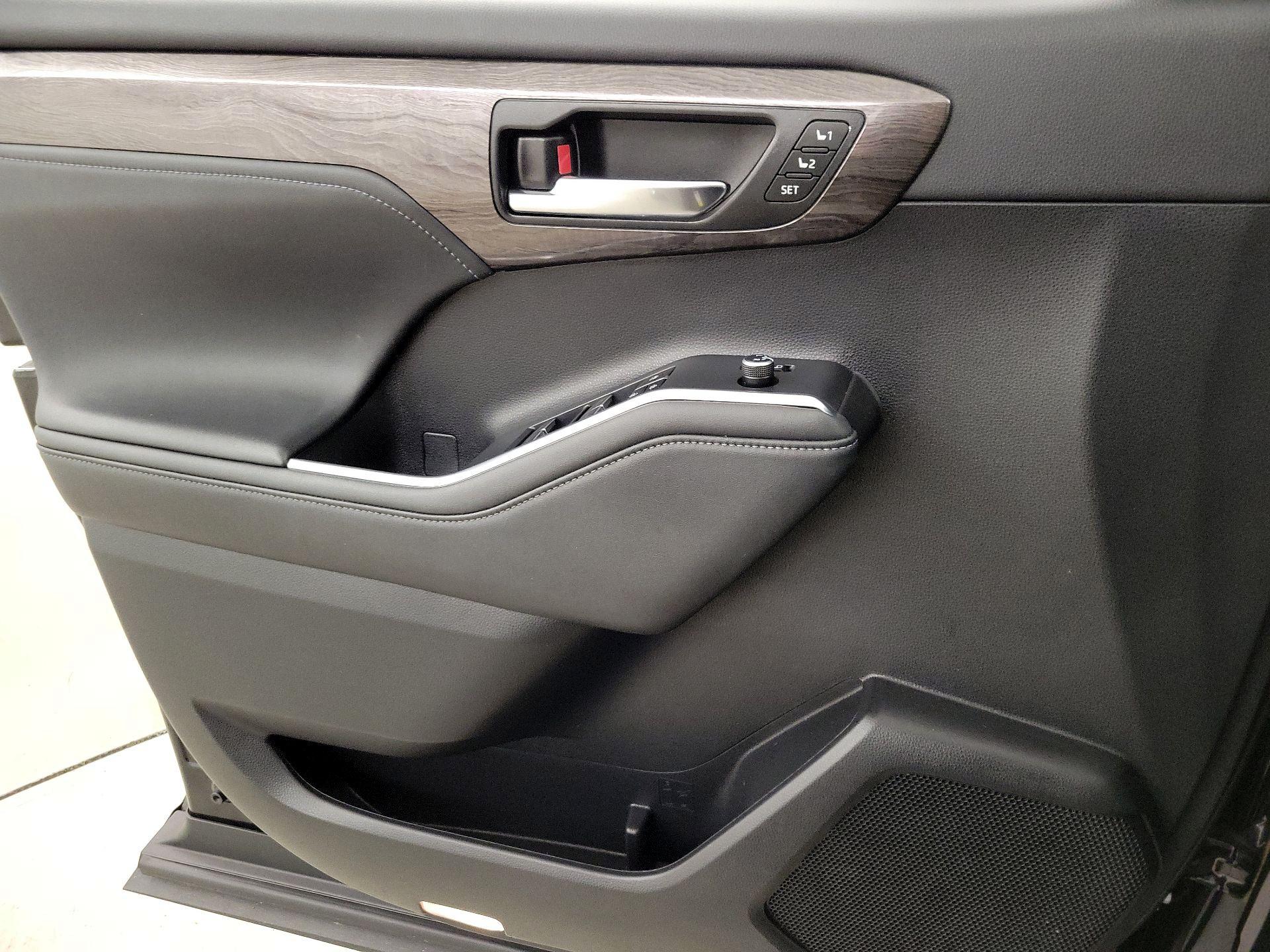 Thumbnail: 2023 Toyota Highlander - 12