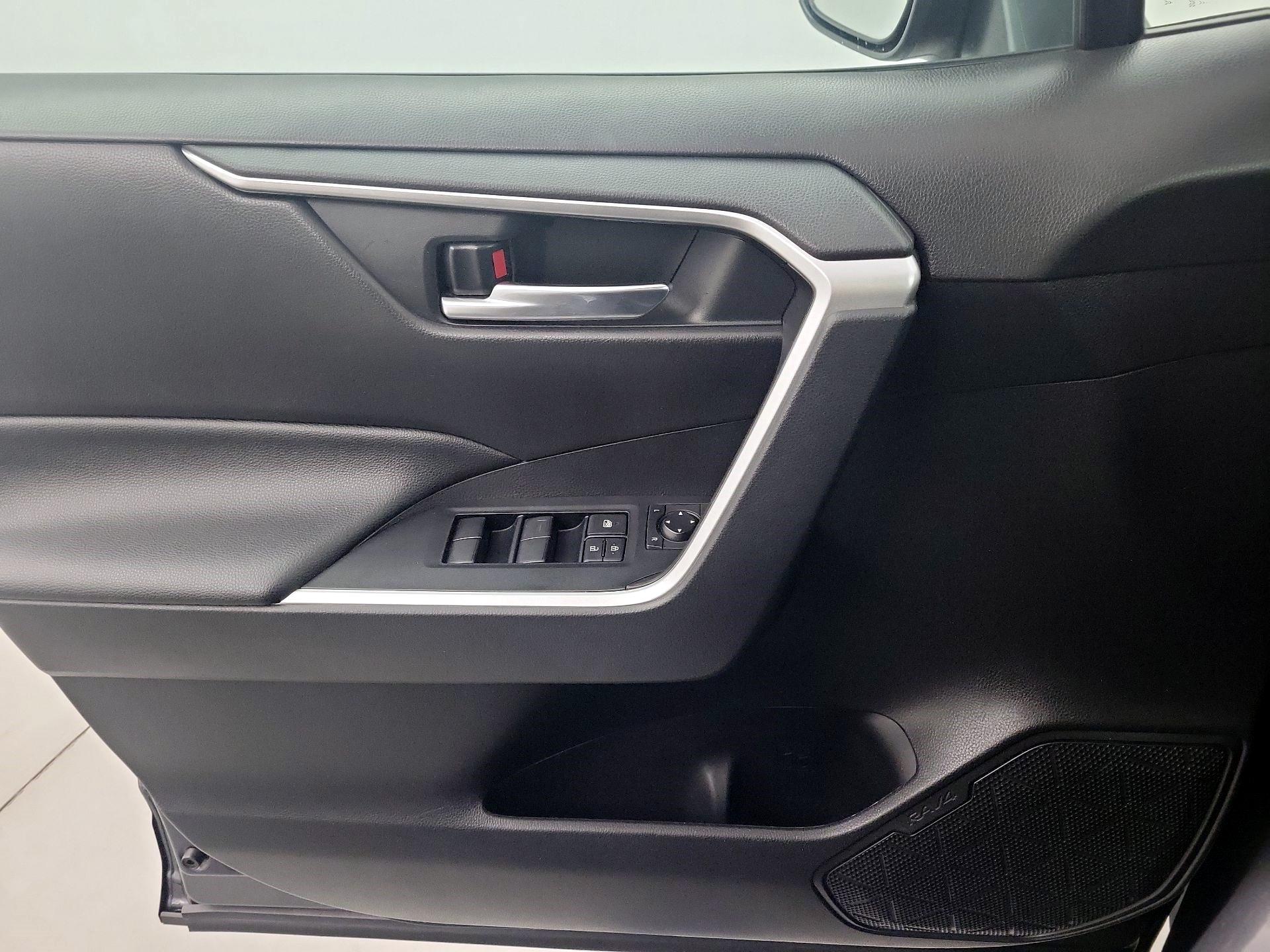 Thumbnail: 2020 Toyota RAV4 - 10