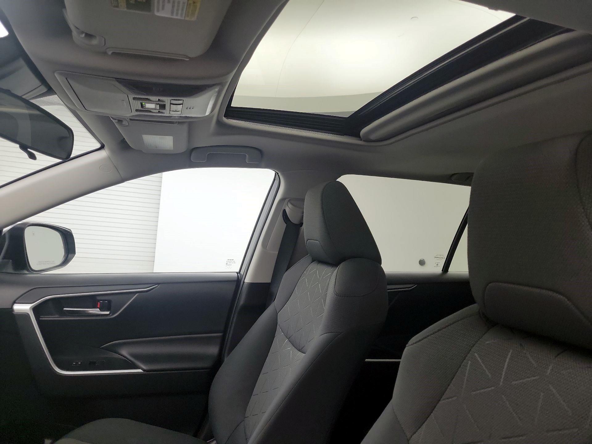 Thumbnail: 2020 Toyota RAV4 - 17