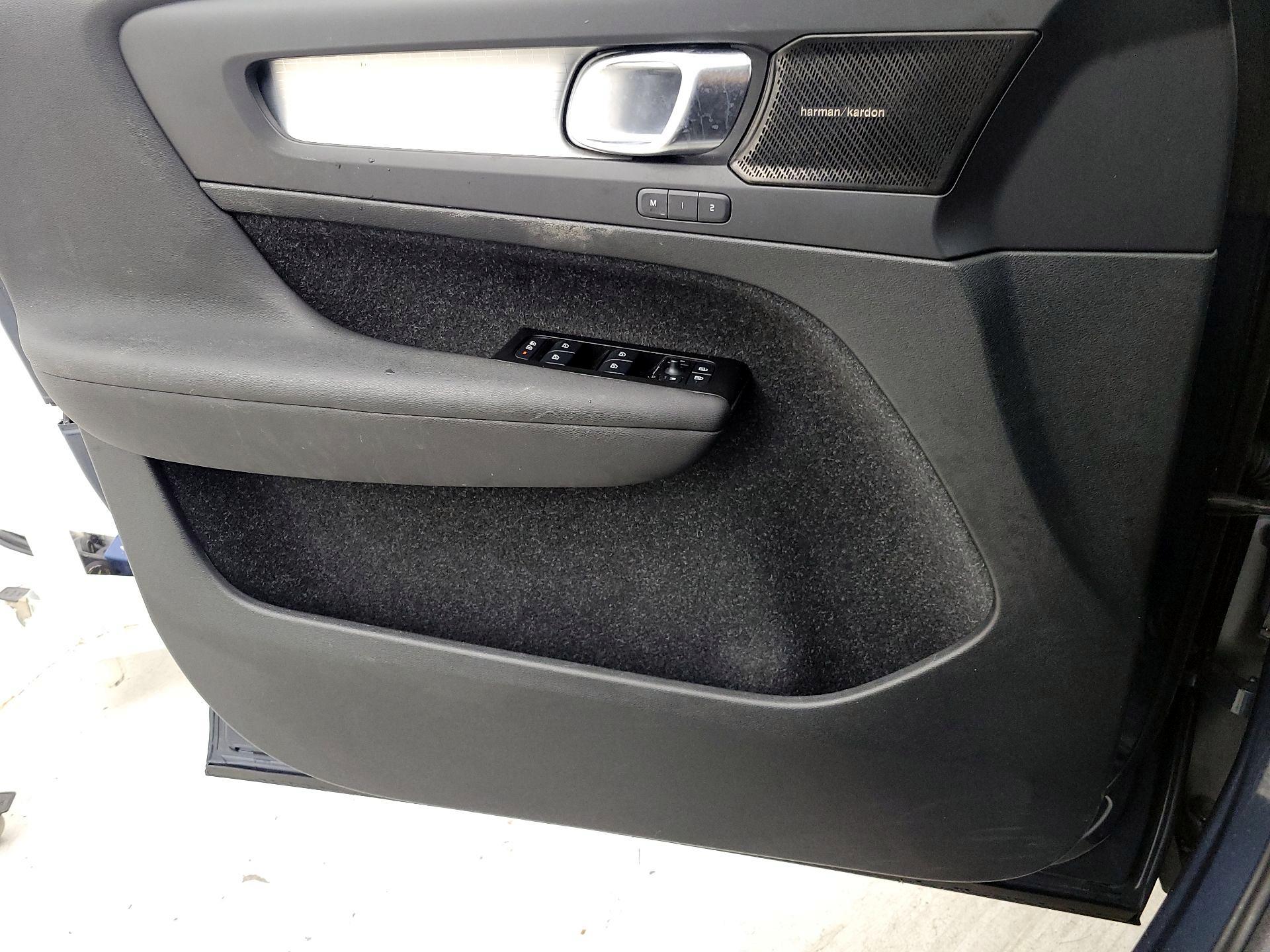 Thumbnail: 2021 Volvo XC40 - 12