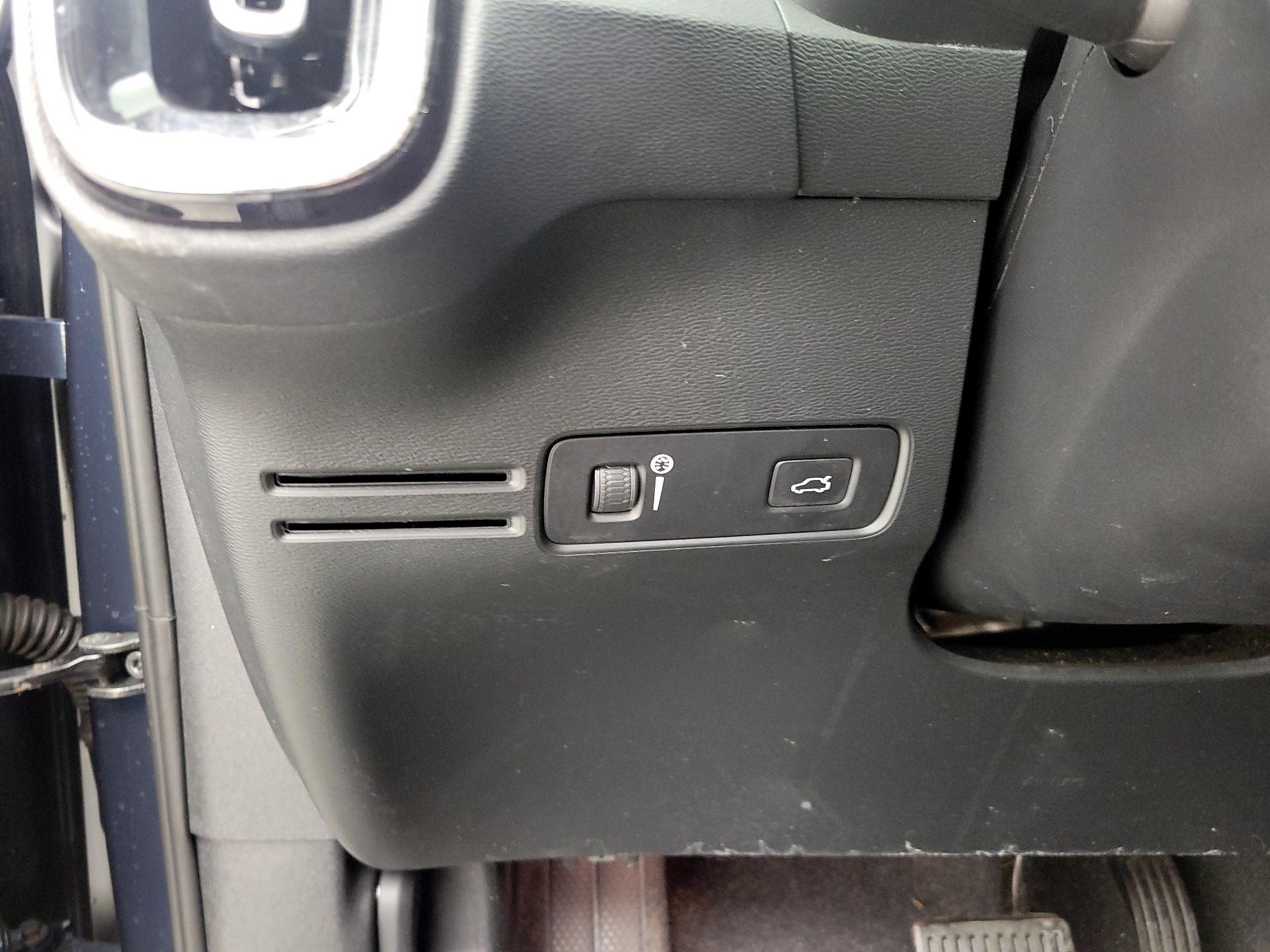 Thumbnail: 2021 Volvo XC40 - 13