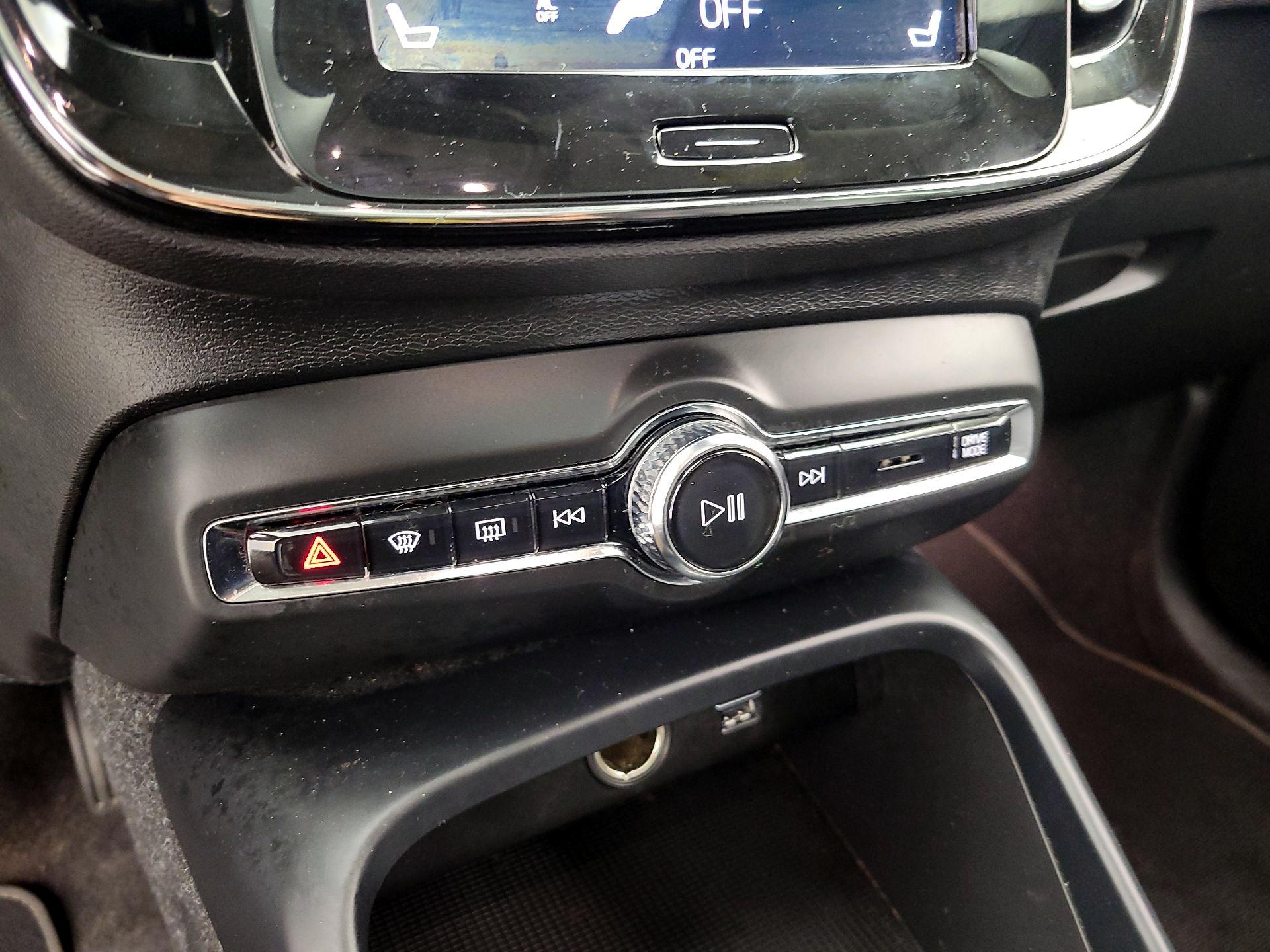 Thumbnail: 2021 Volvo XC40 - 16