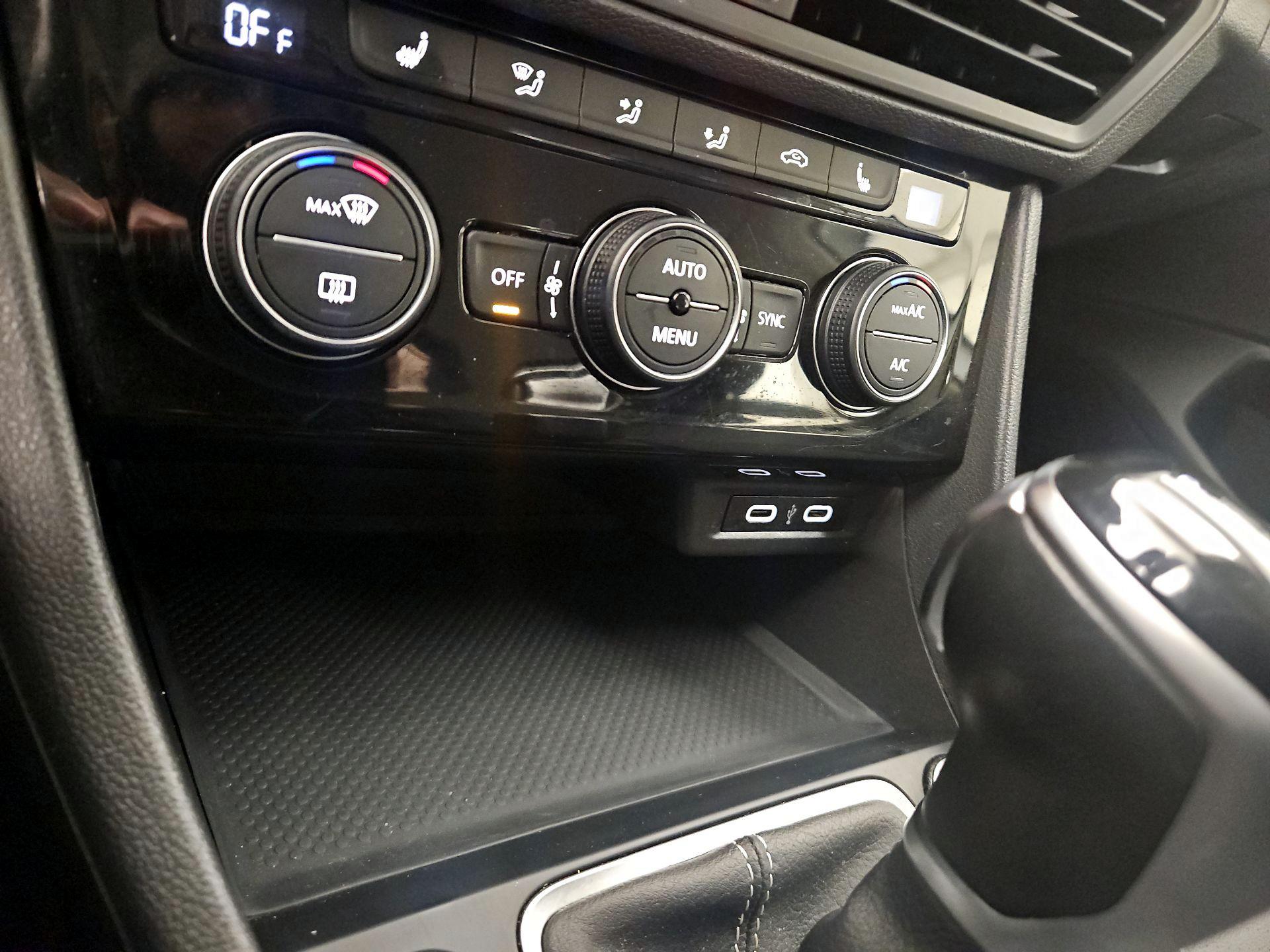 Thumbnail: 2023 Volkswagen Jetta - 16