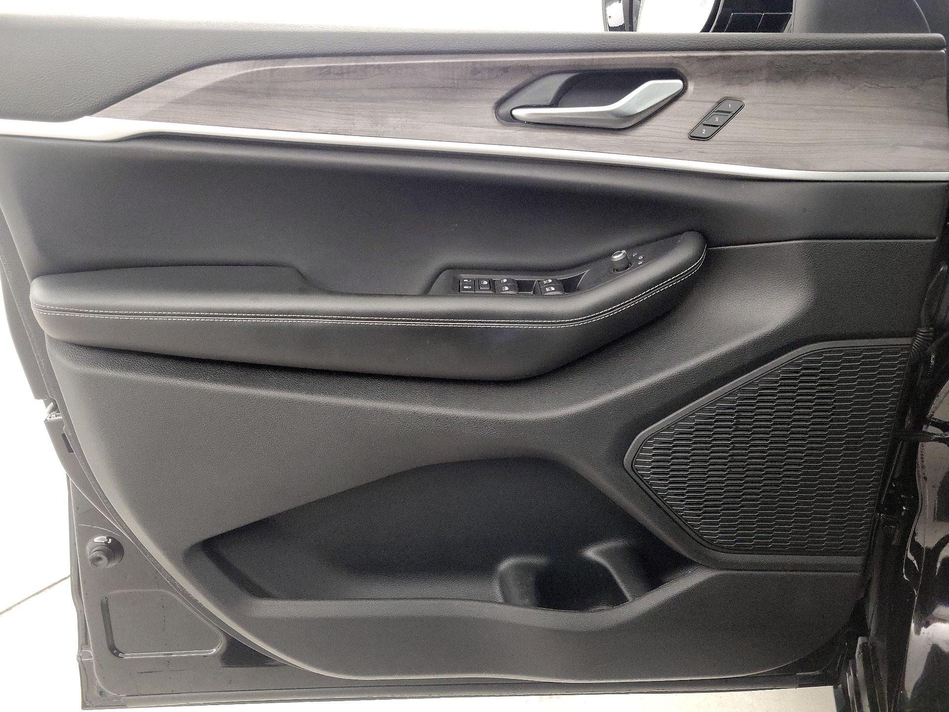 Thumbnail: 2023 Jeep Grand Cherokee - 12