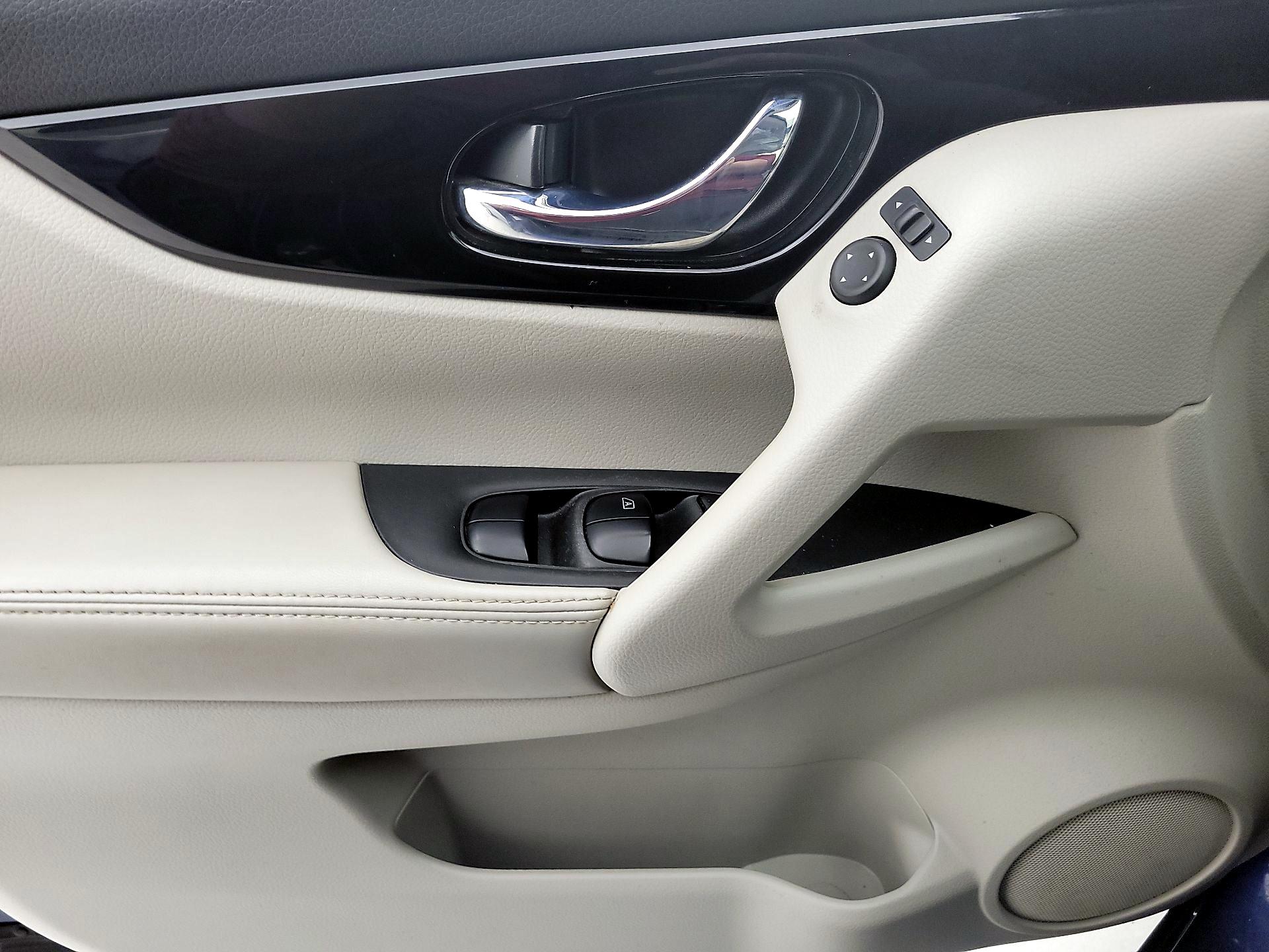 Thumbnail: 2020 Nissan Rogue Sport - 12