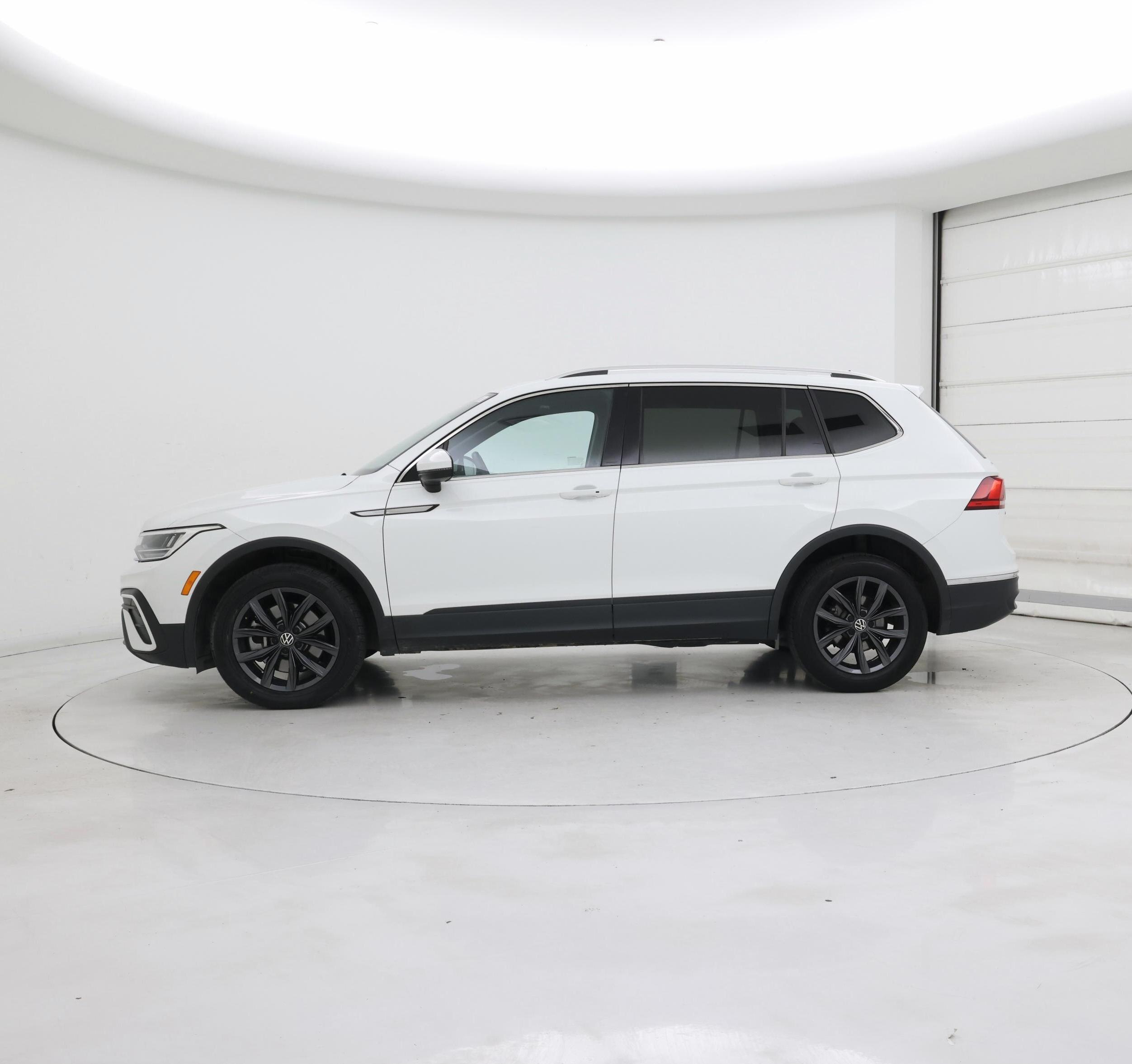 Thumbnail: 2022 Volkswagen Tiguan - 3