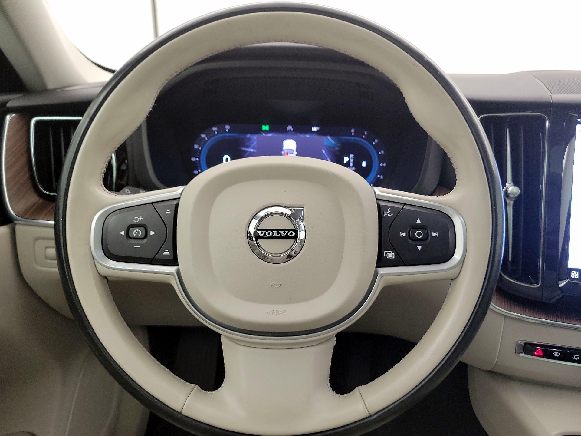 Thumbnail: 2022 Volvo XC60 - 10