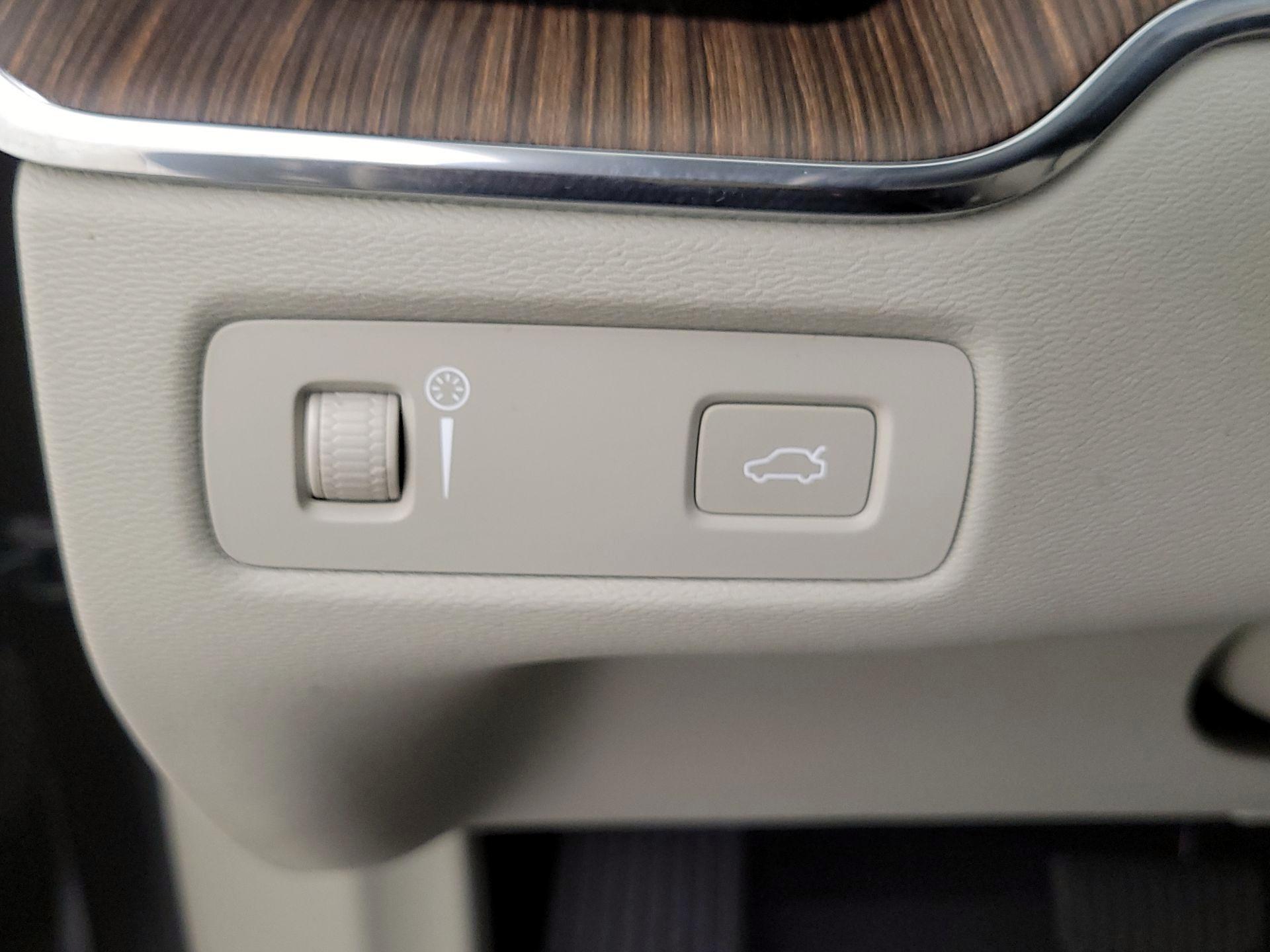 Thumbnail: 2022 Volvo XC60 - 13