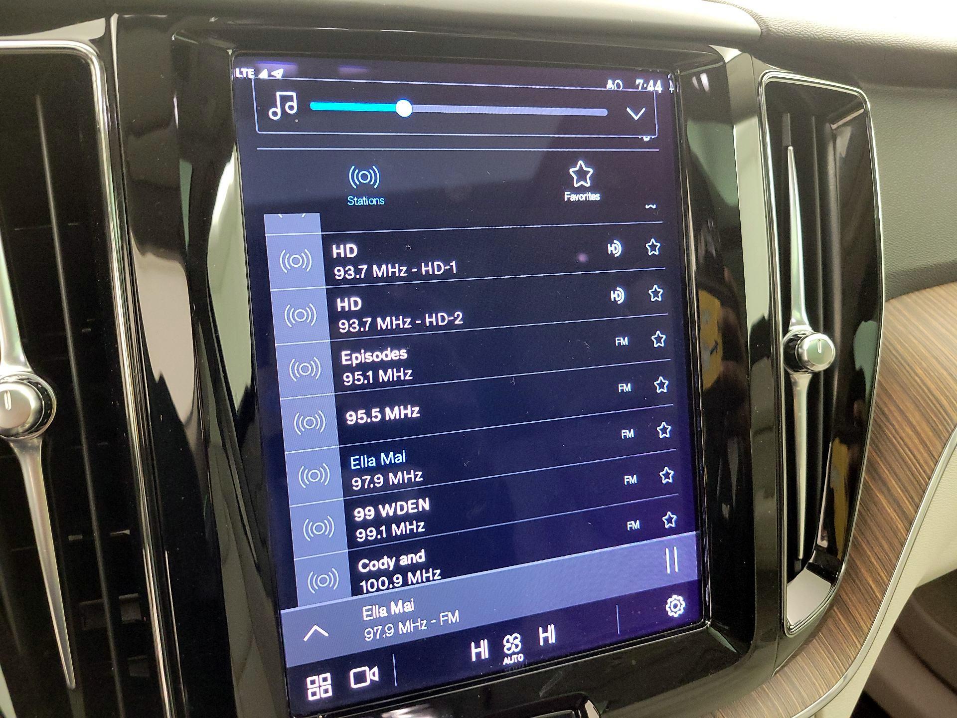 Thumbnail: 2022 Volvo XC60 - 16