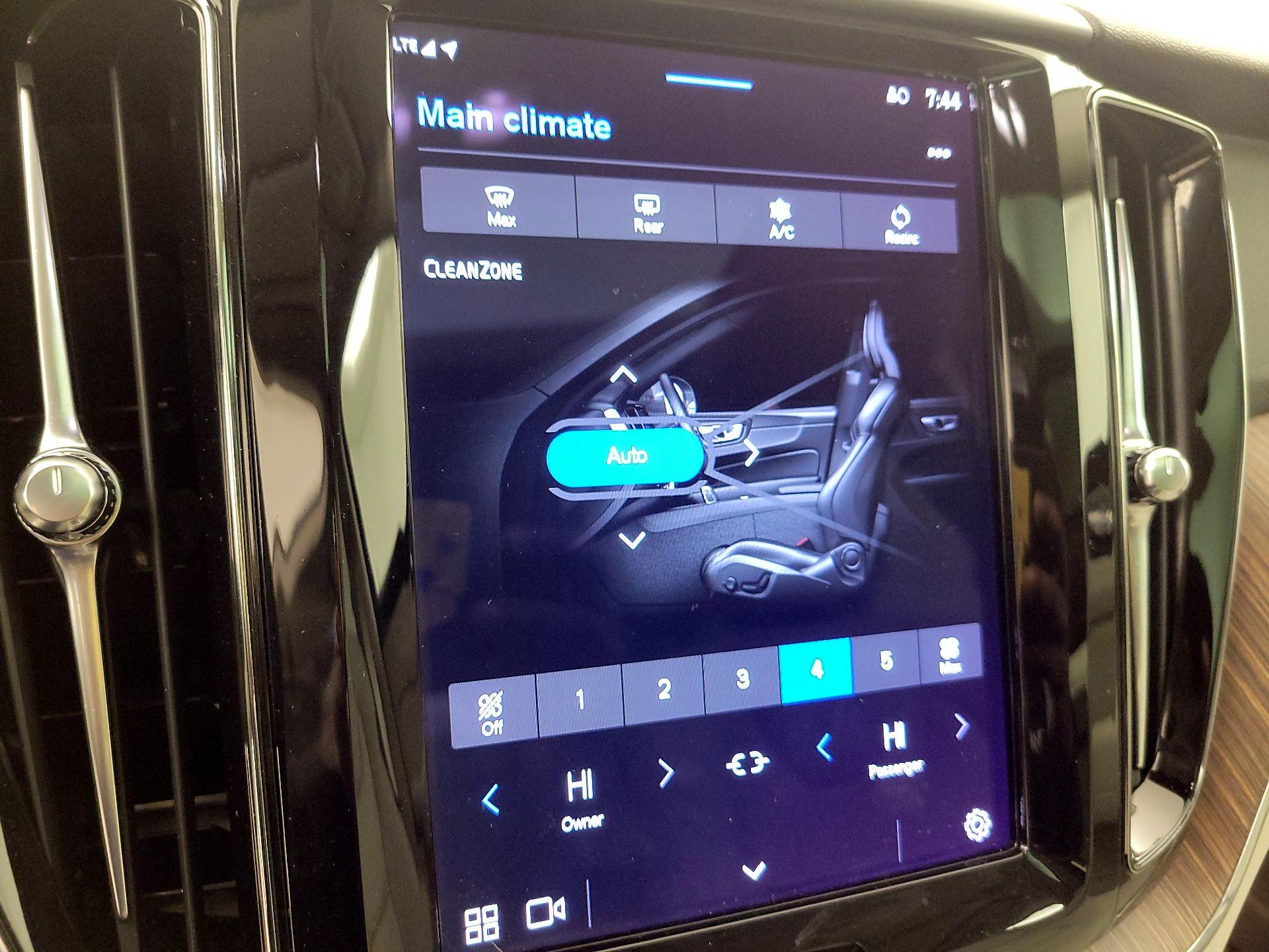 Thumbnail: 2022 Volvo XC60 - 17