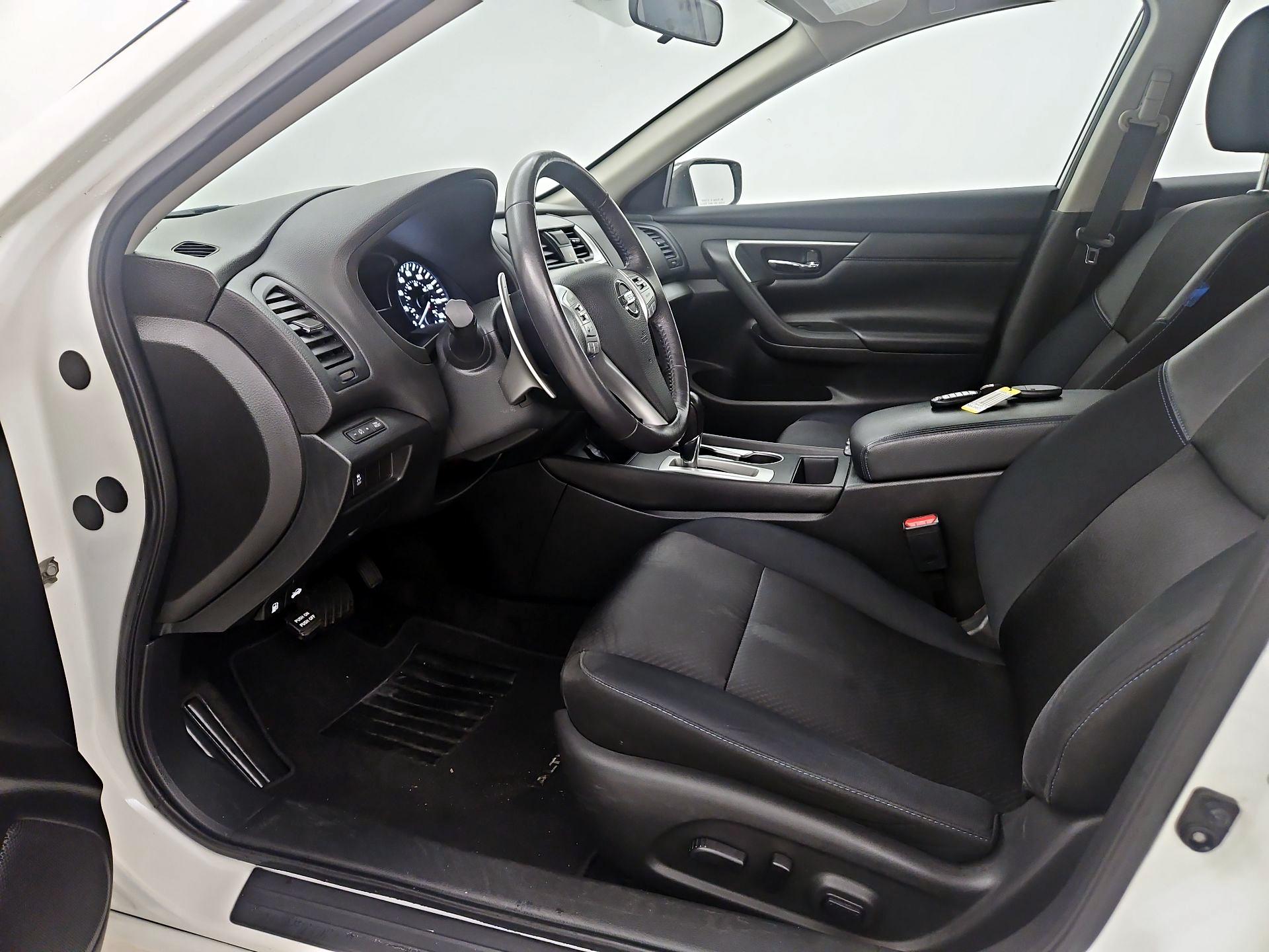 Thumbnail: 2017 Nissan Altima - 11