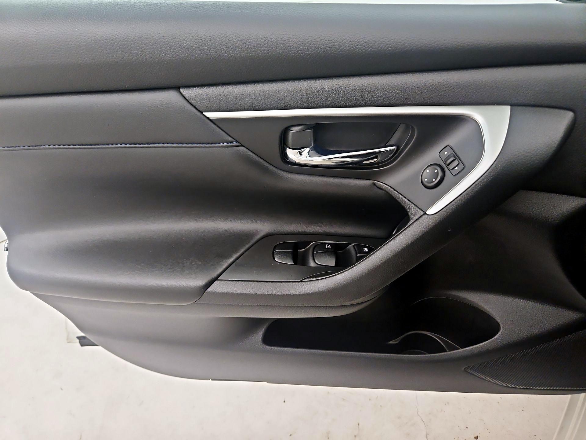 Thumbnail: 2017 Nissan Altima - 12