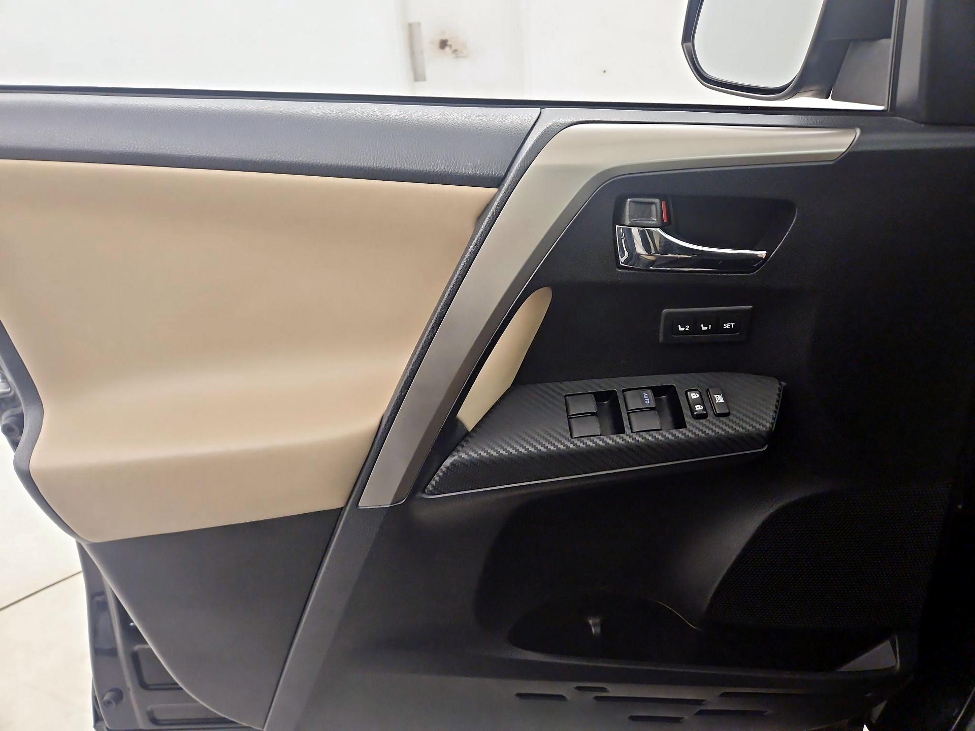 Thumbnail: 2015 Toyota RAV4 - 12