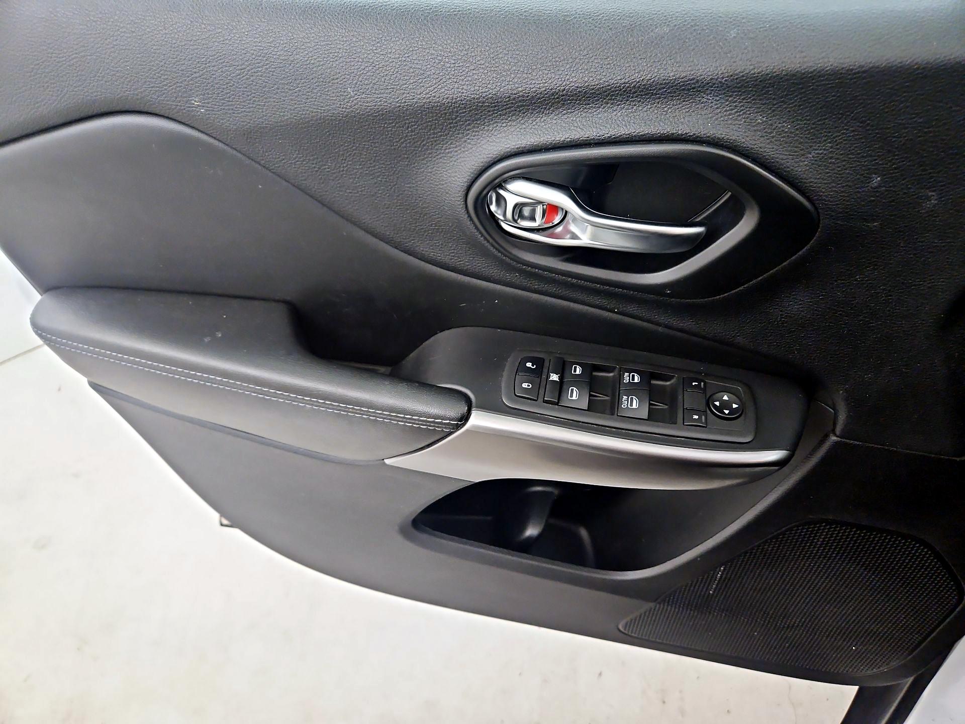 Thumbnail: 2021 Jeep Cherokee - 12