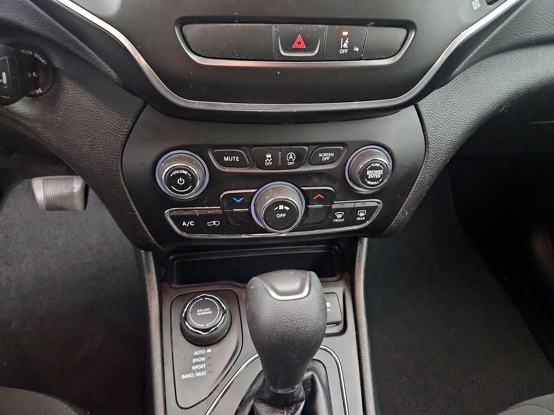 Thumbnail: 2021 Jeep Cherokee - 16