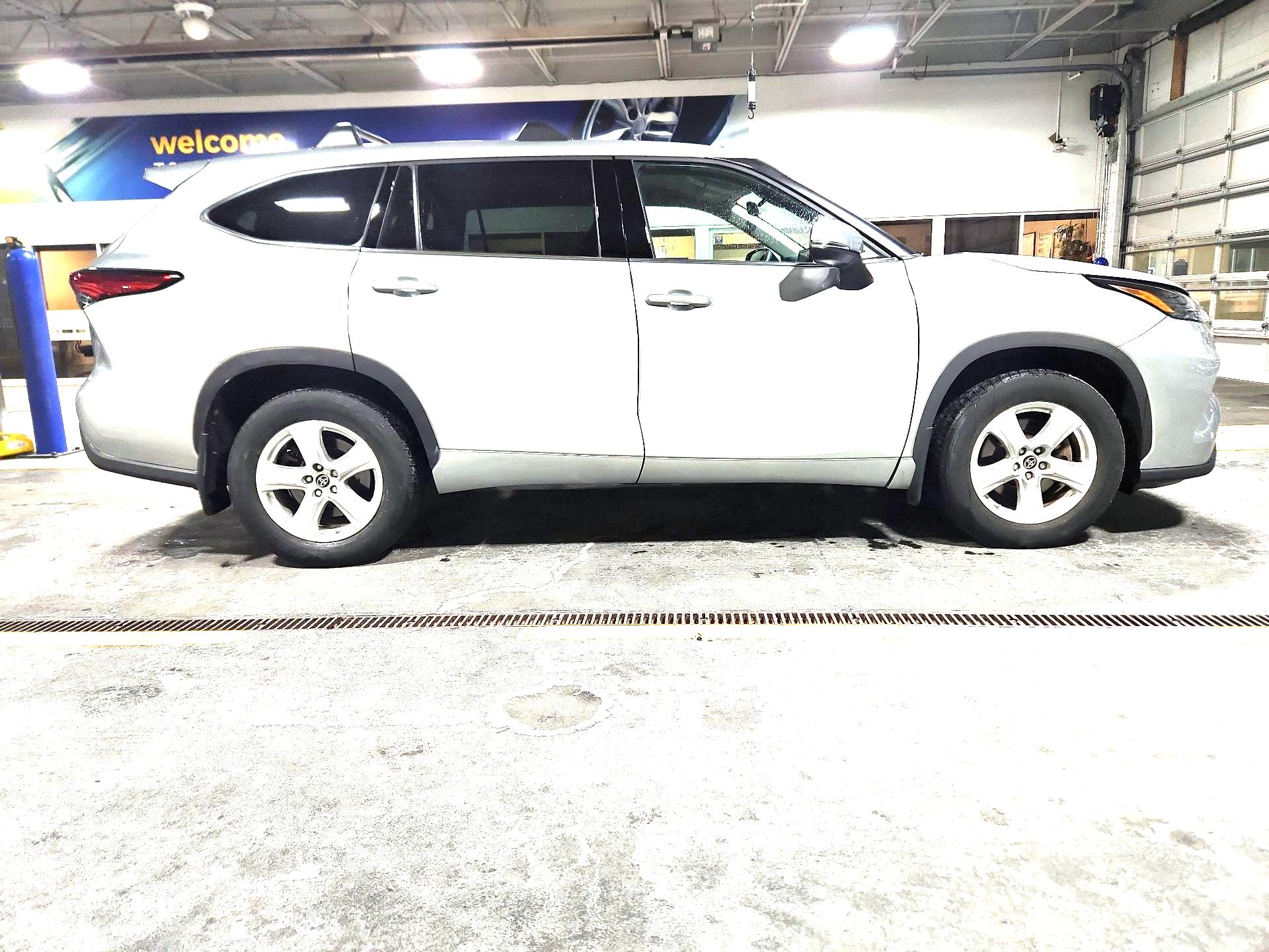 Thumbnail: 2022 Toyota Highlander - 4