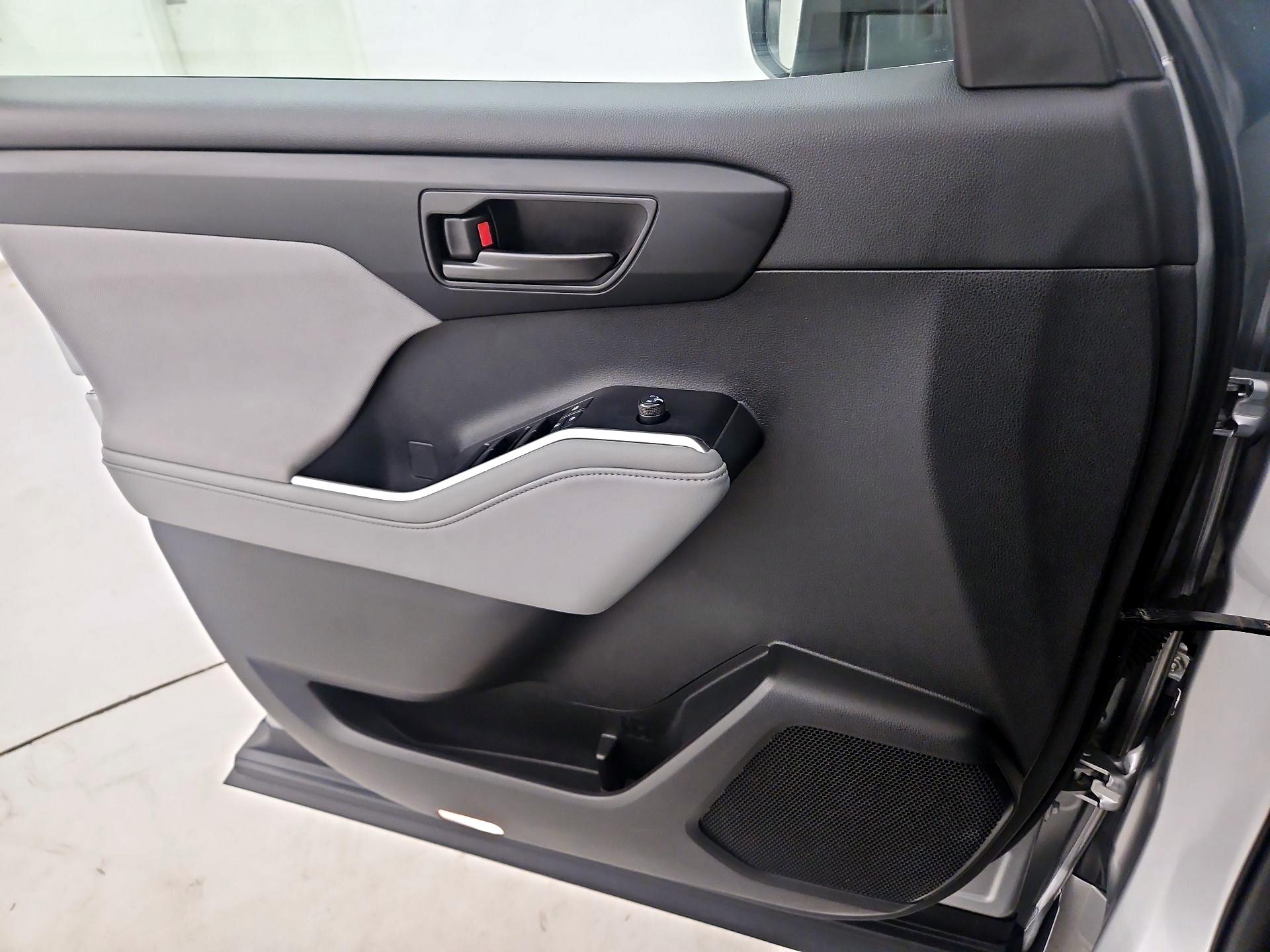 Thumbnail: 2023 Toyota Highlander - 12