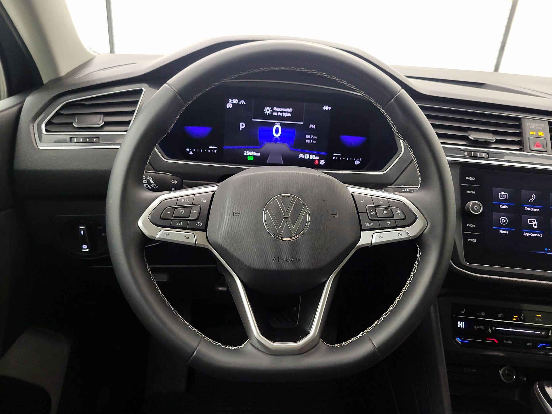 Thumbnail: 2022 Volkswagen Tiguan - 10