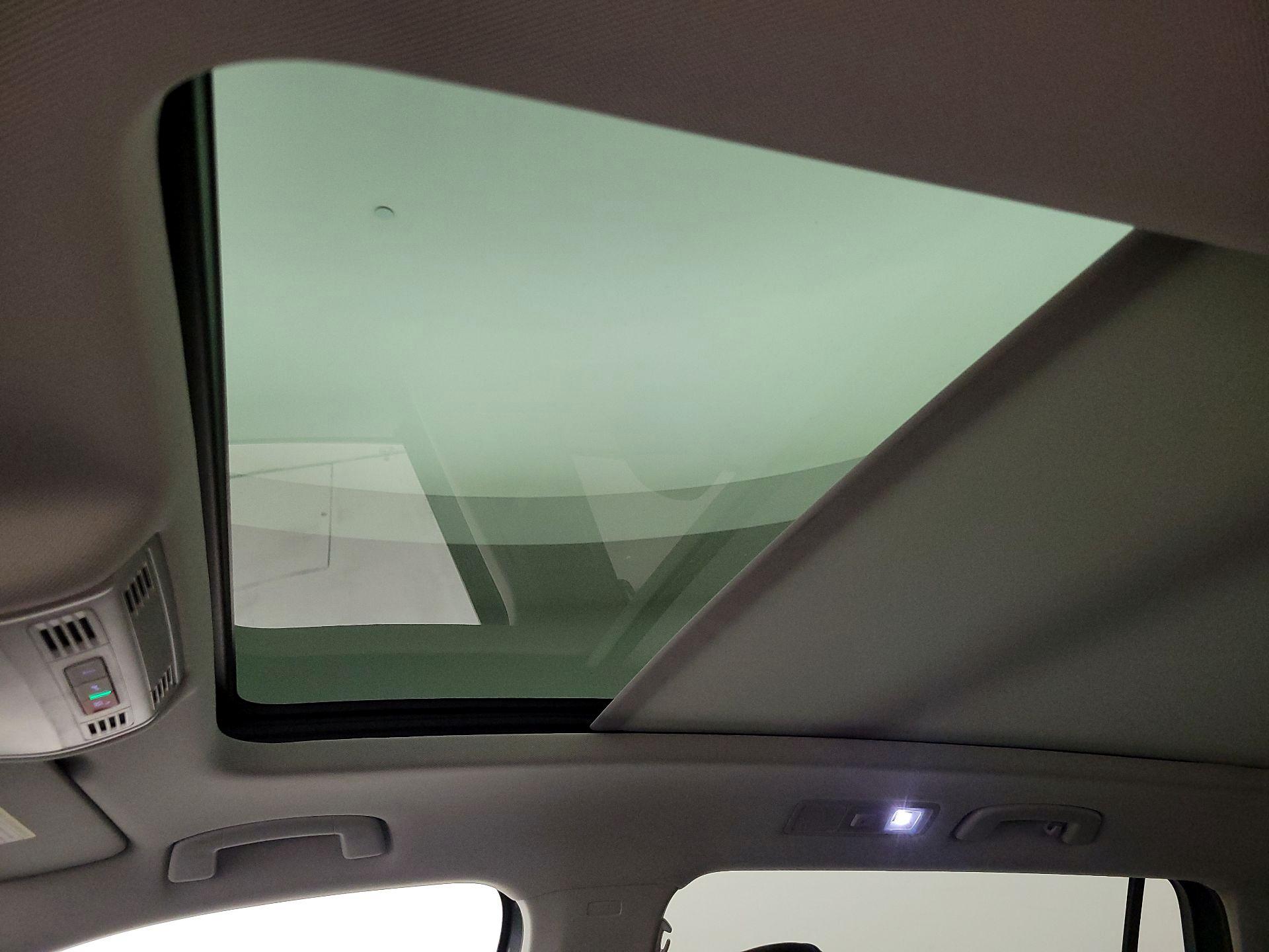 Thumbnail: 2022 Volkswagen Tiguan - 19