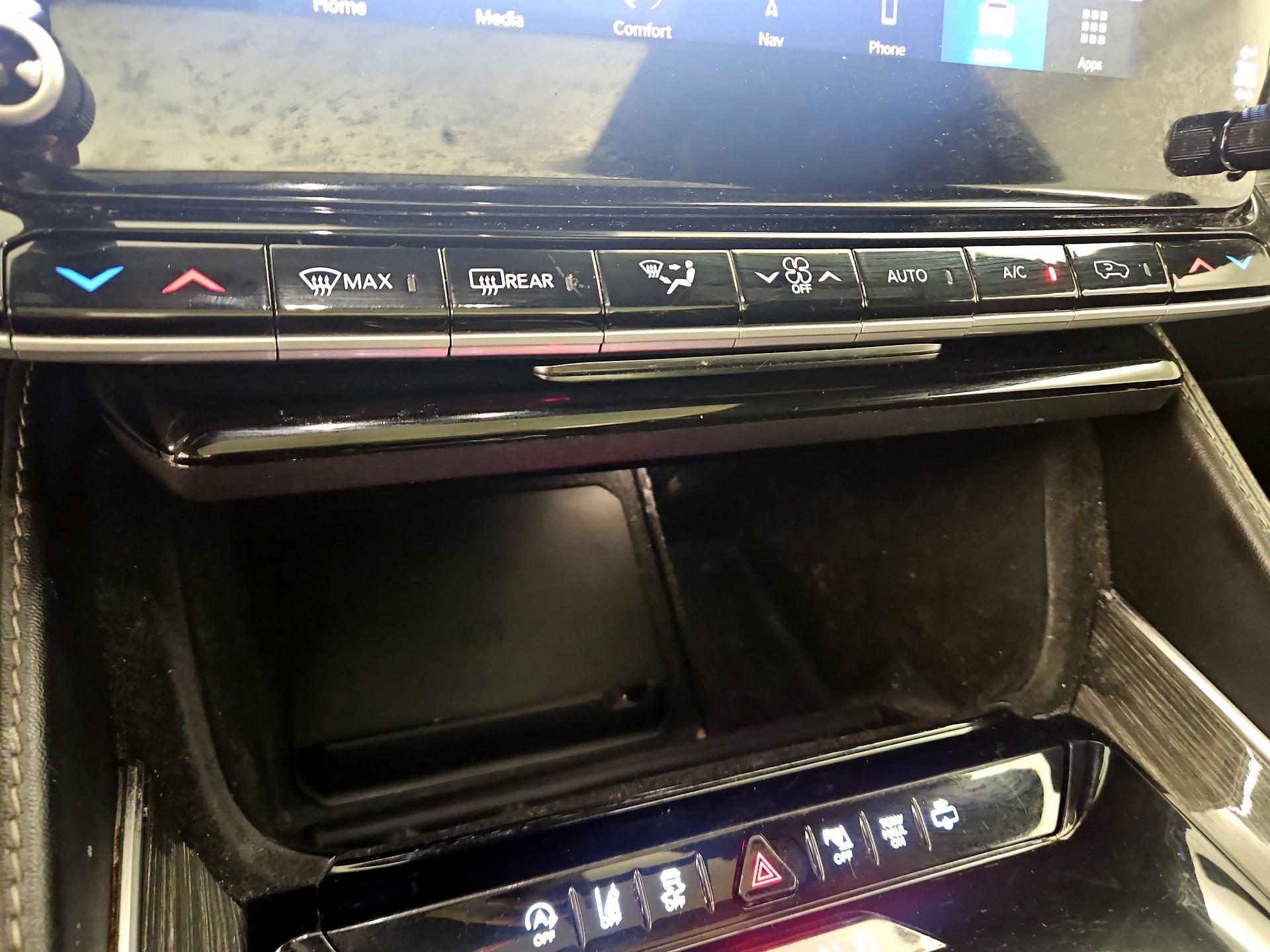 Thumbnail: 2022 Jeep Wagoneer - 17