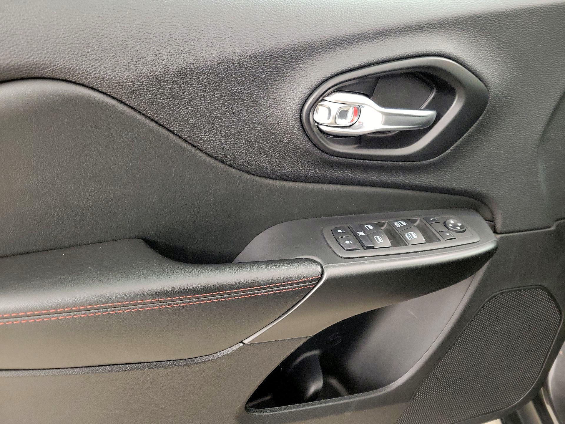 Thumbnail: 2022 Jeep Cherokee - 12