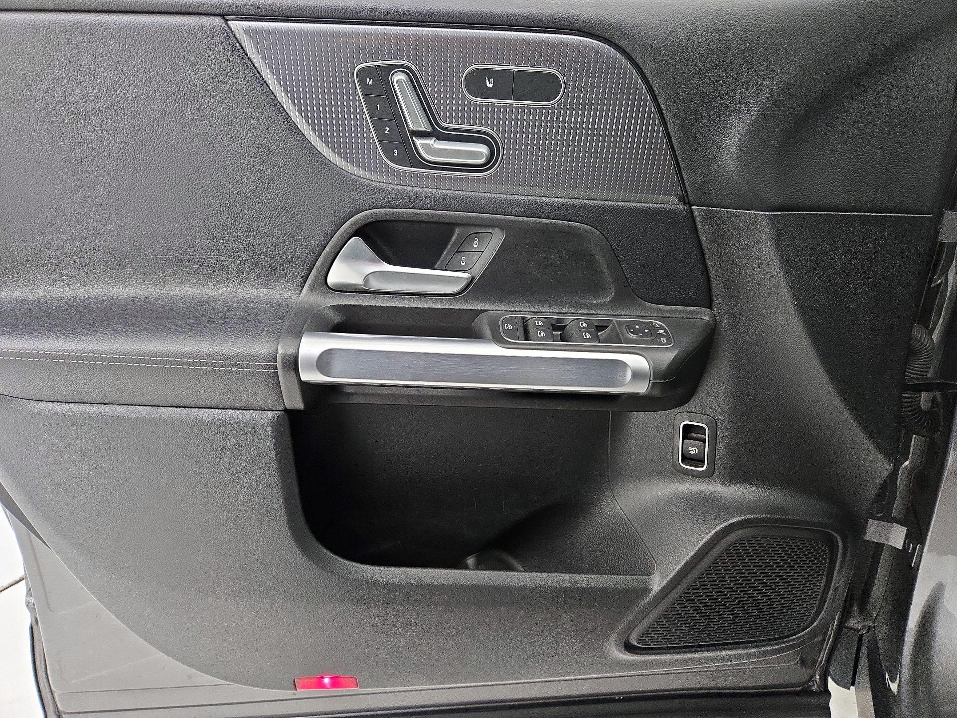 Thumbnail: 2021 Mercedes-Benz GLB - 12