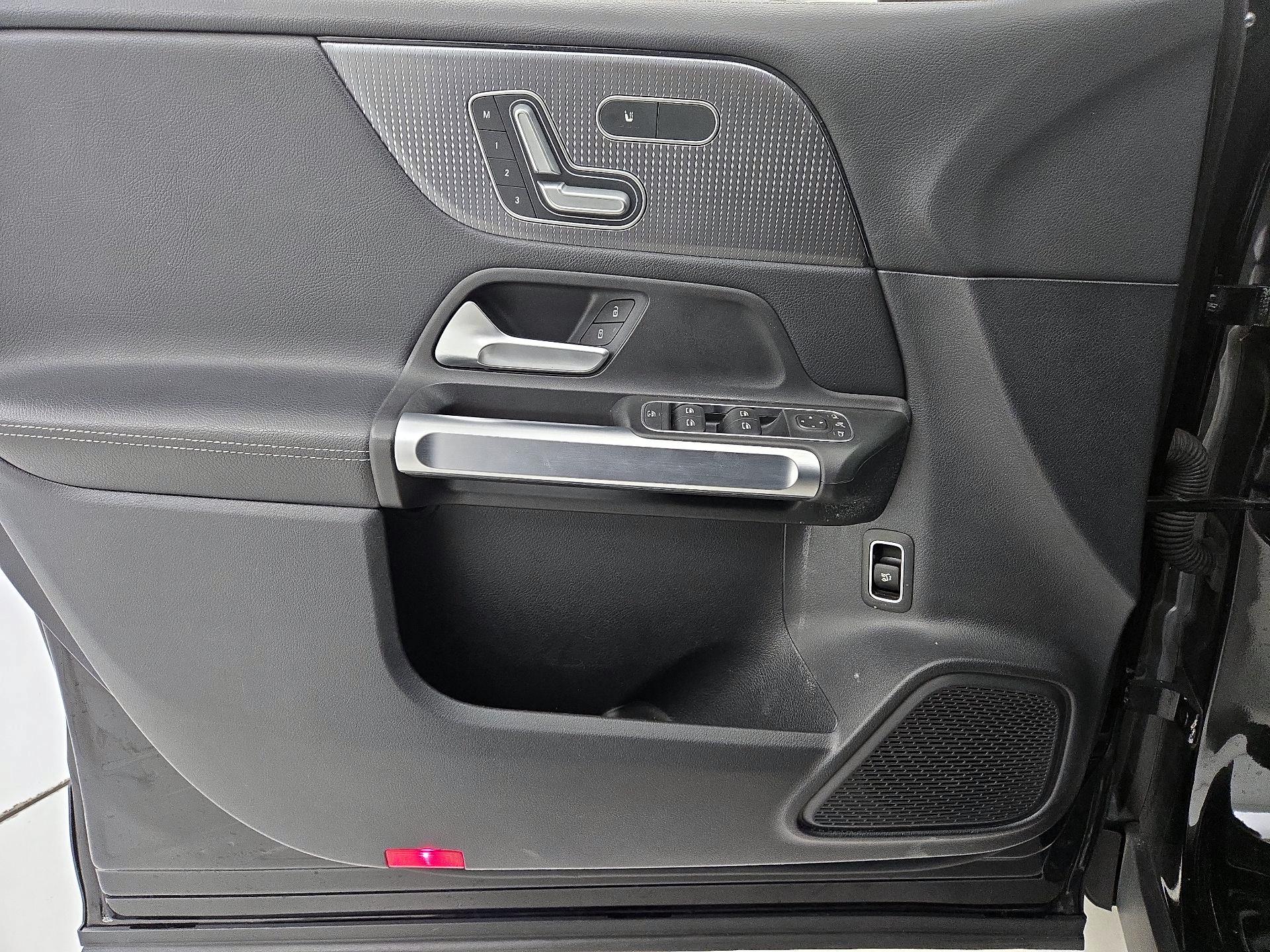 Thumbnail: 2021 Mercedes-Benz GLB - 12