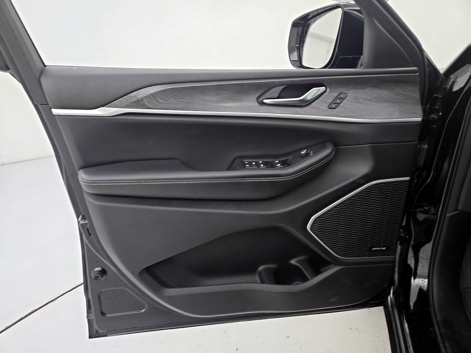 Thumbnail: 2022 Jeep Grand Cherokee - 12