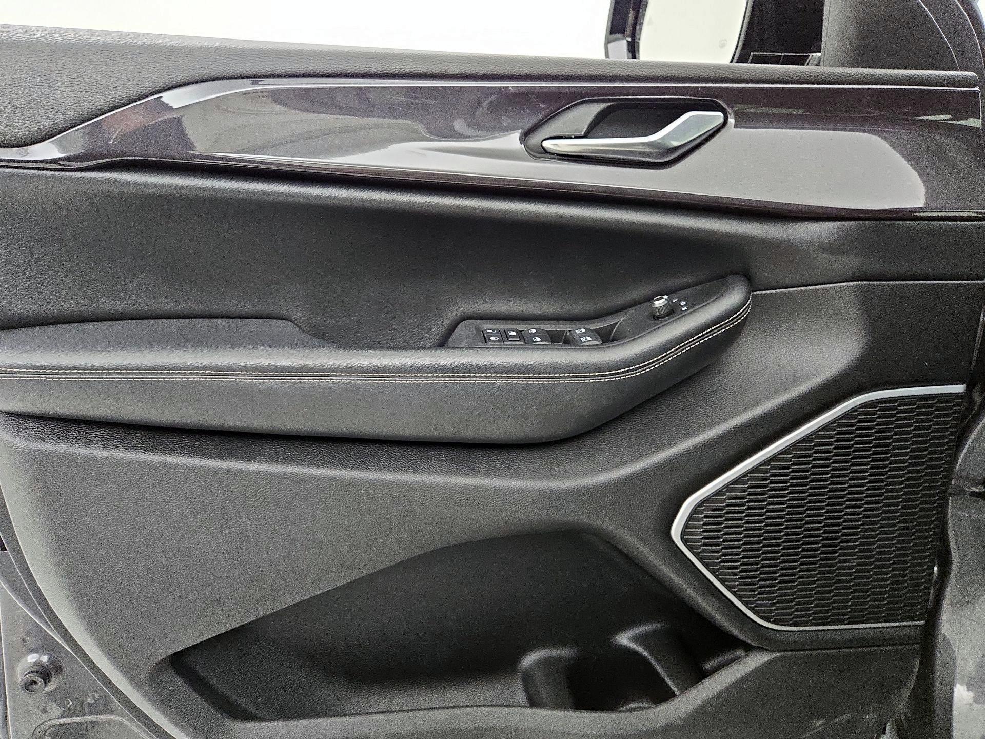 Thumbnail: 2022 Jeep Grand Cherokee - 12