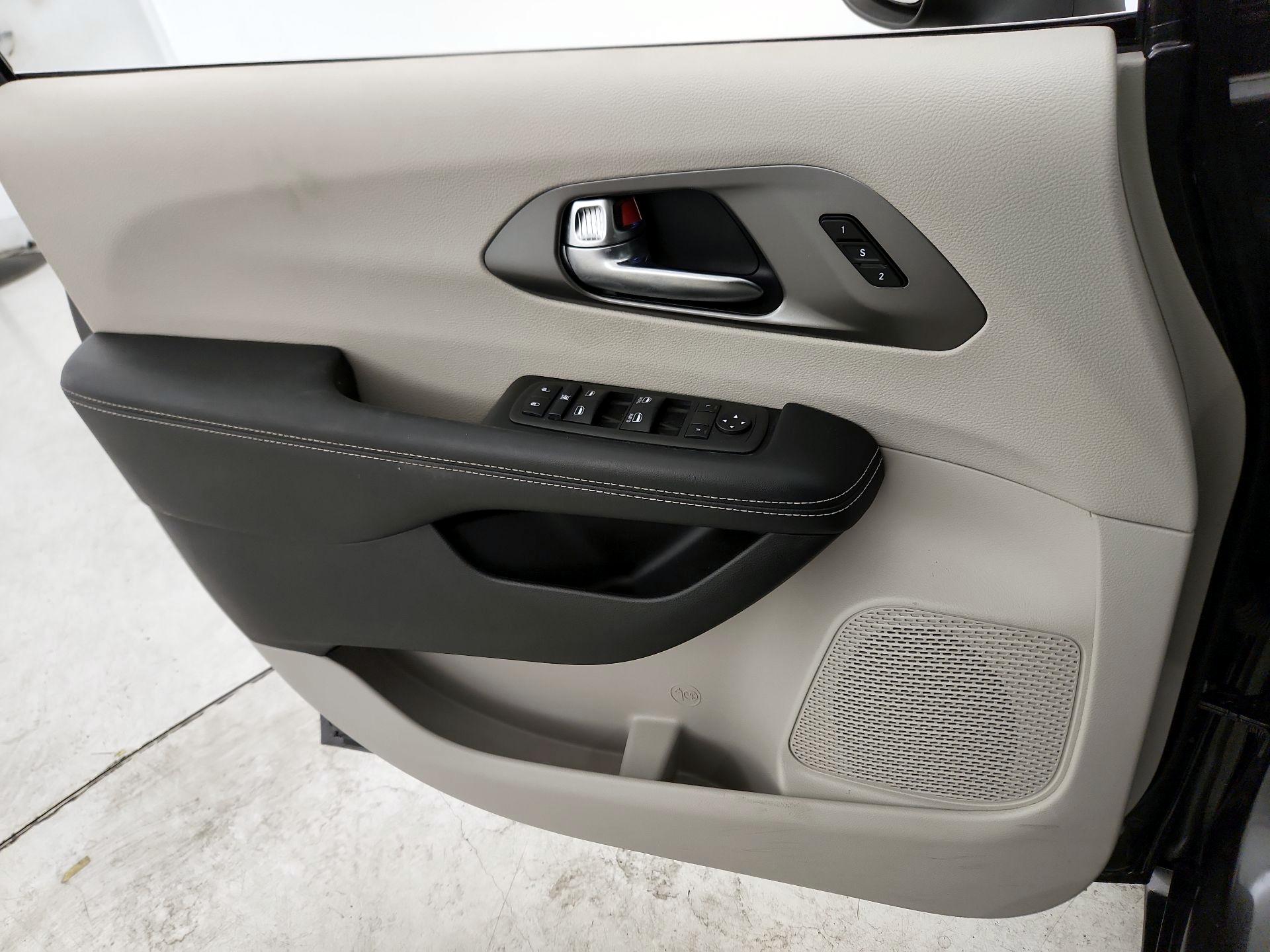 Thumbnail: 2023 Chrysler Pacifica - 12