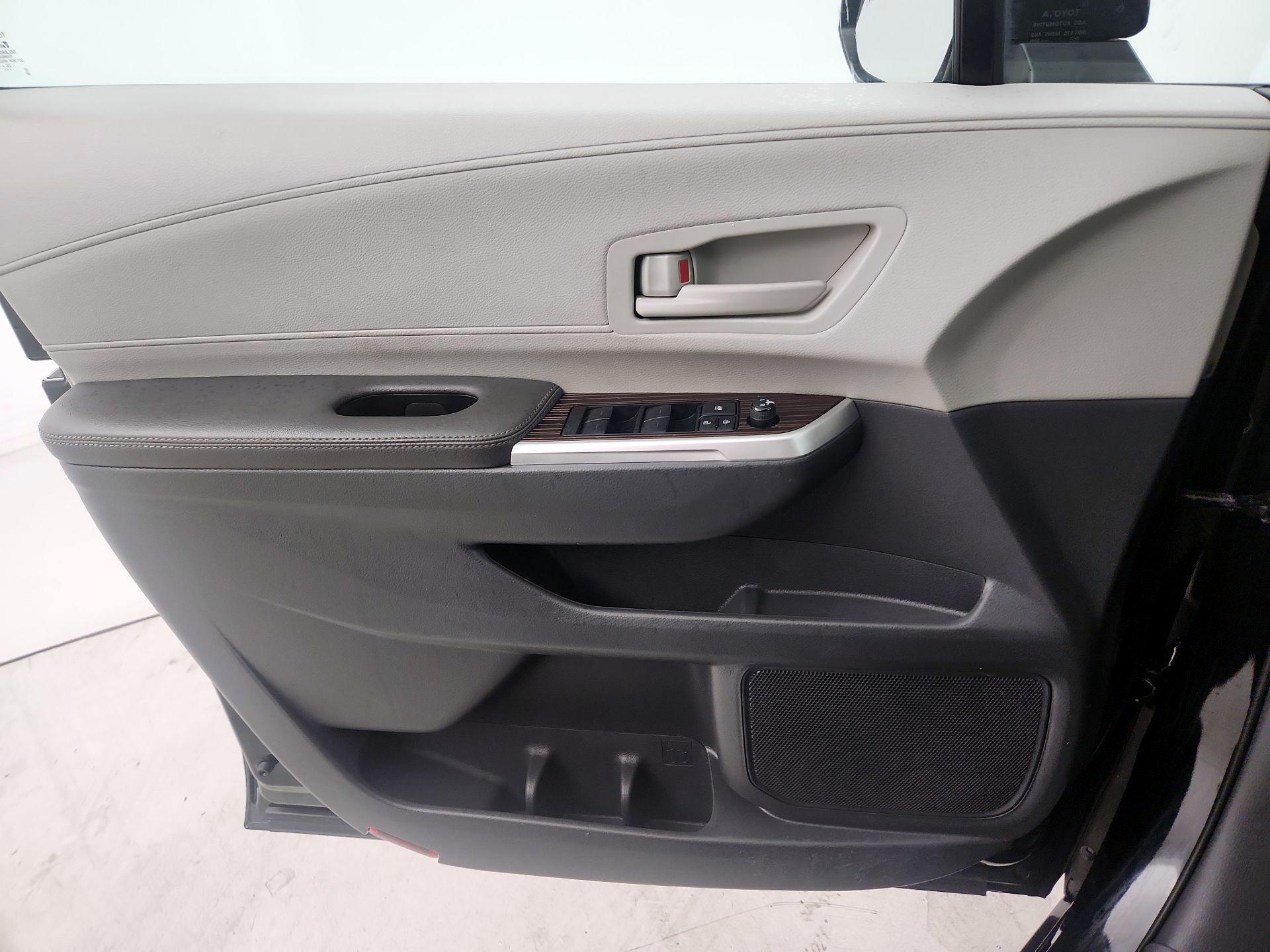 Thumbnail: 2023 Toyota Sienna - 10