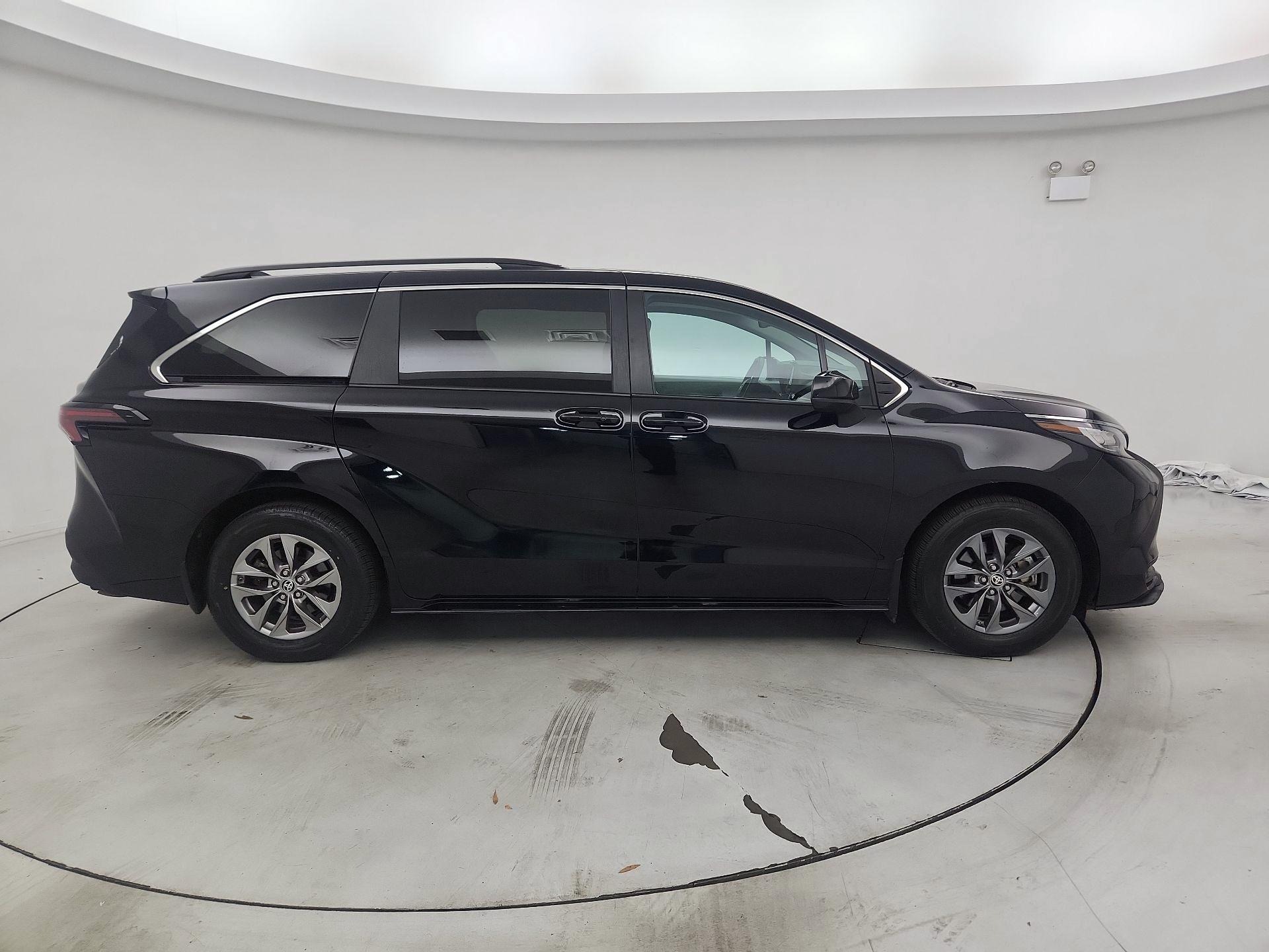 Thumbnail: 2023 Toyota Sienna - 4