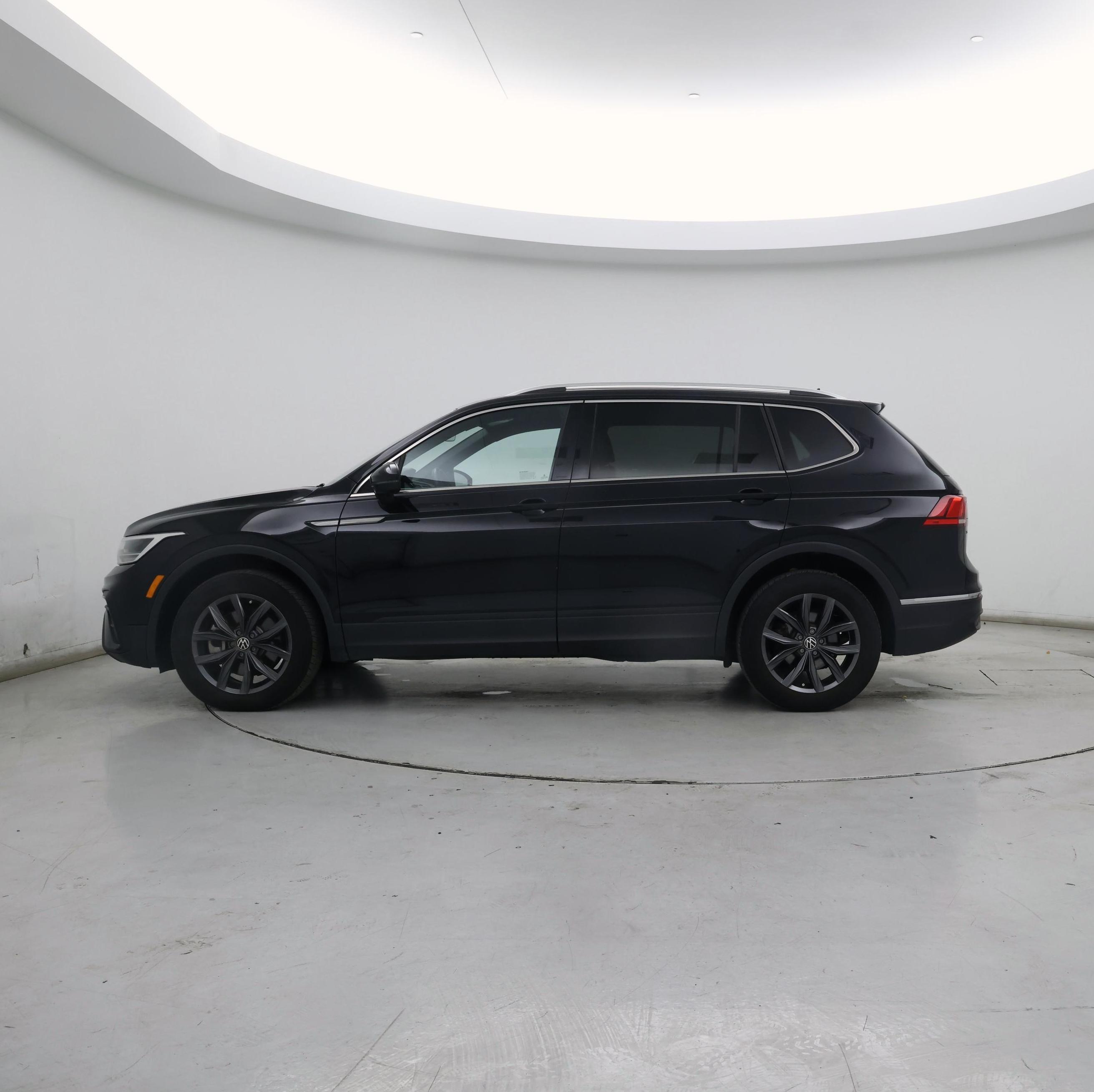 Thumbnail: 2023 Volkswagen Tiguan - 3