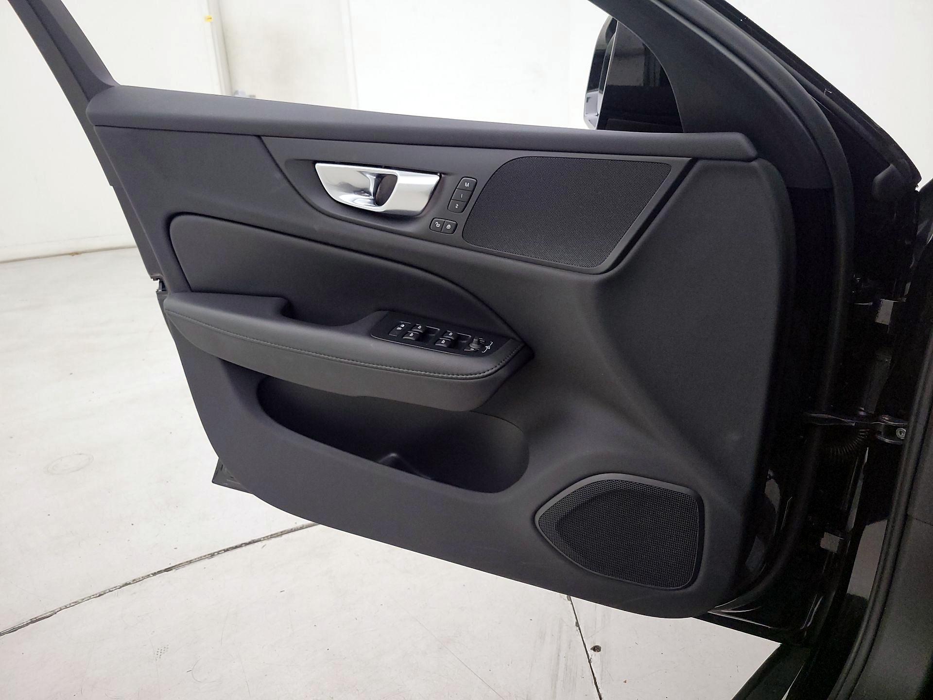 Thumbnail: 2025 Volvo S60 - 12