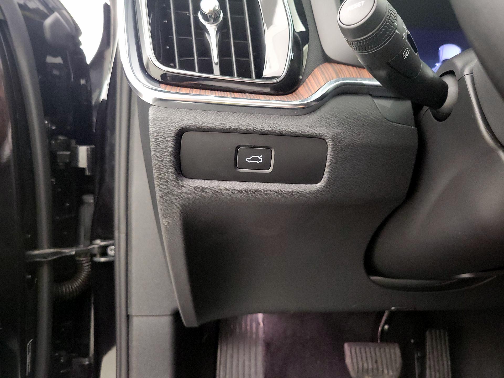 Thumbnail: 2025 Volvo S60 - 13