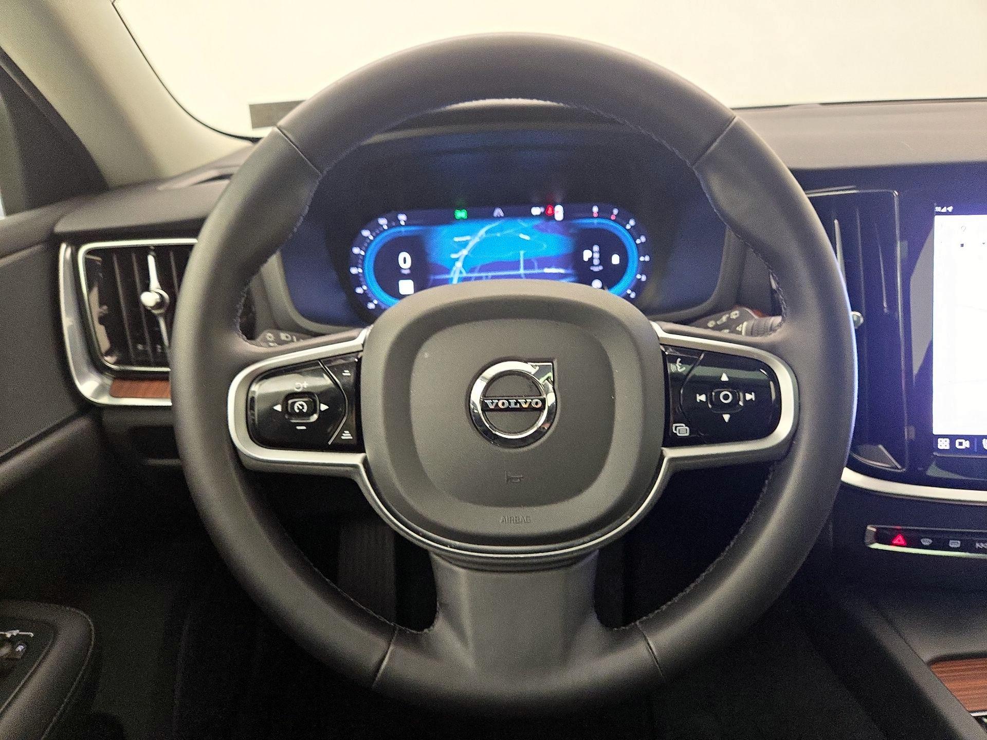 Thumbnail: 2025 Volvo S60 - 10