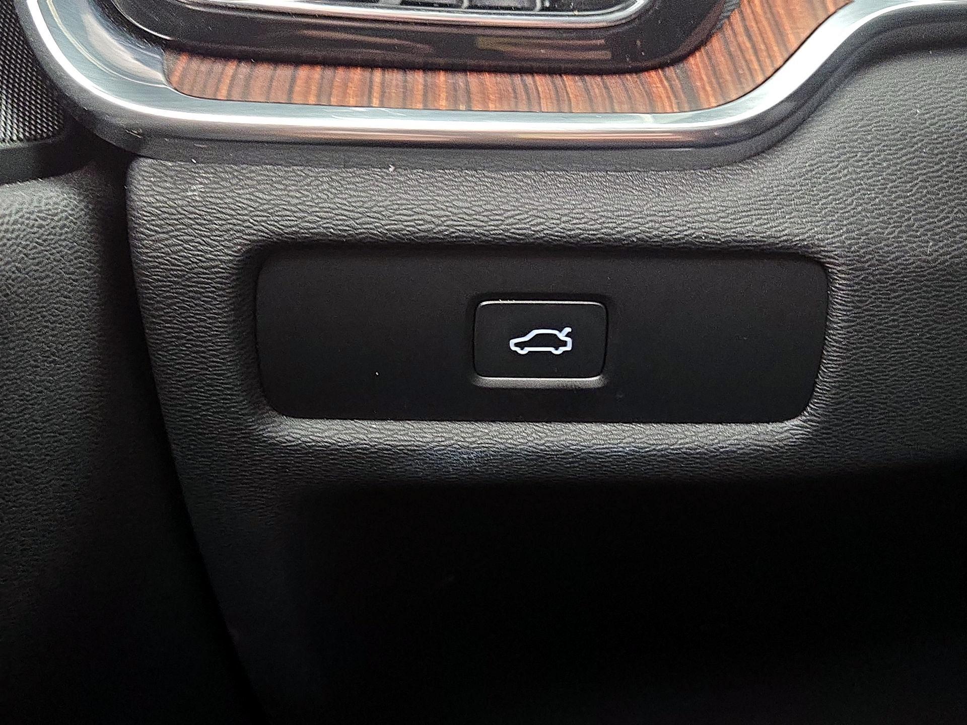 Thumbnail: 2025 Volvo S60 - 13