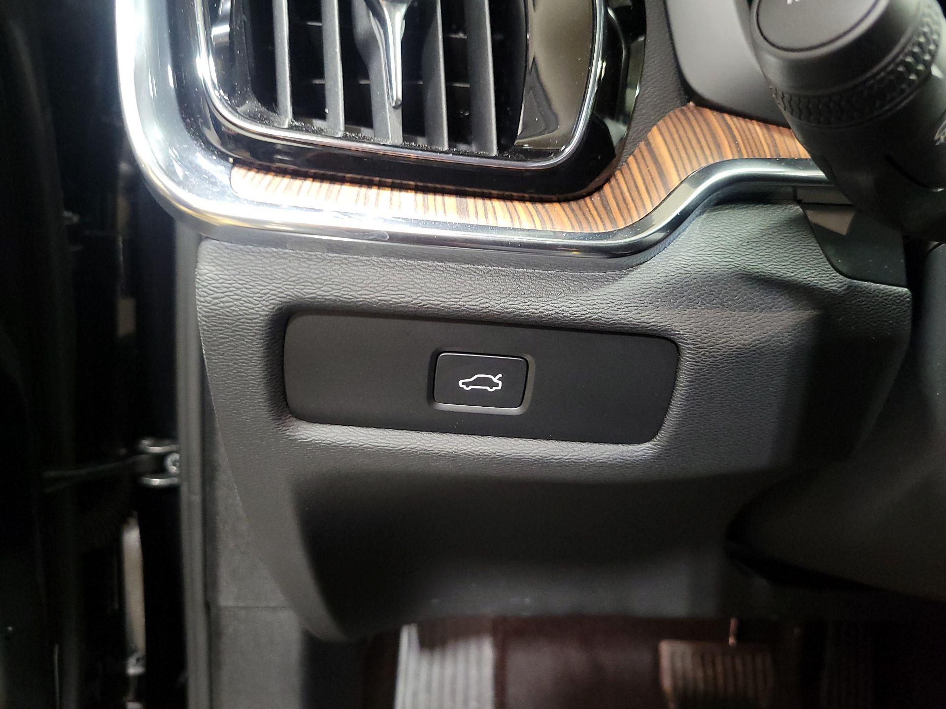 Thumbnail: 2025 Volvo S60 - 13