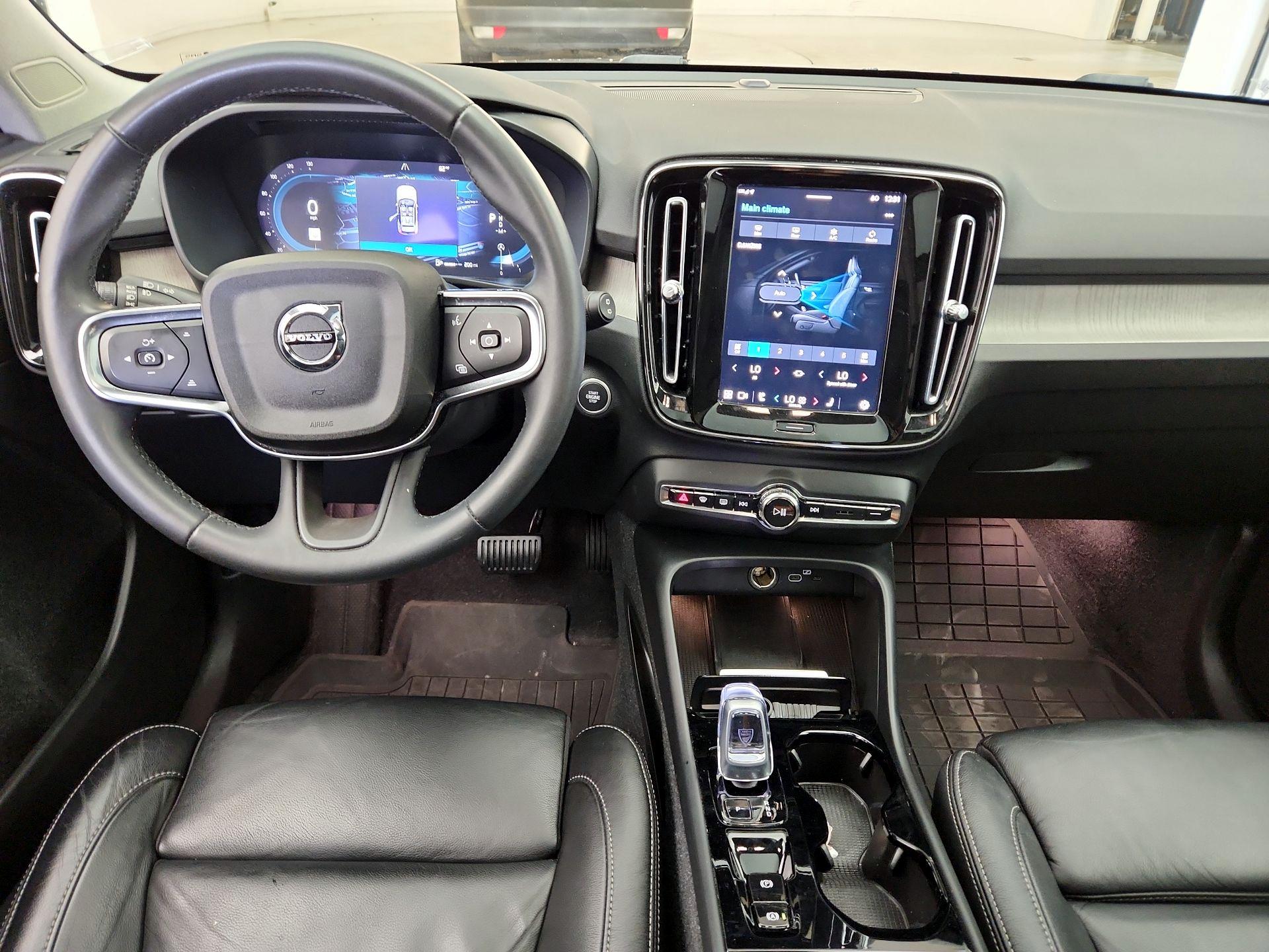 Thumbnail: 2023 Volvo XC40 - 9