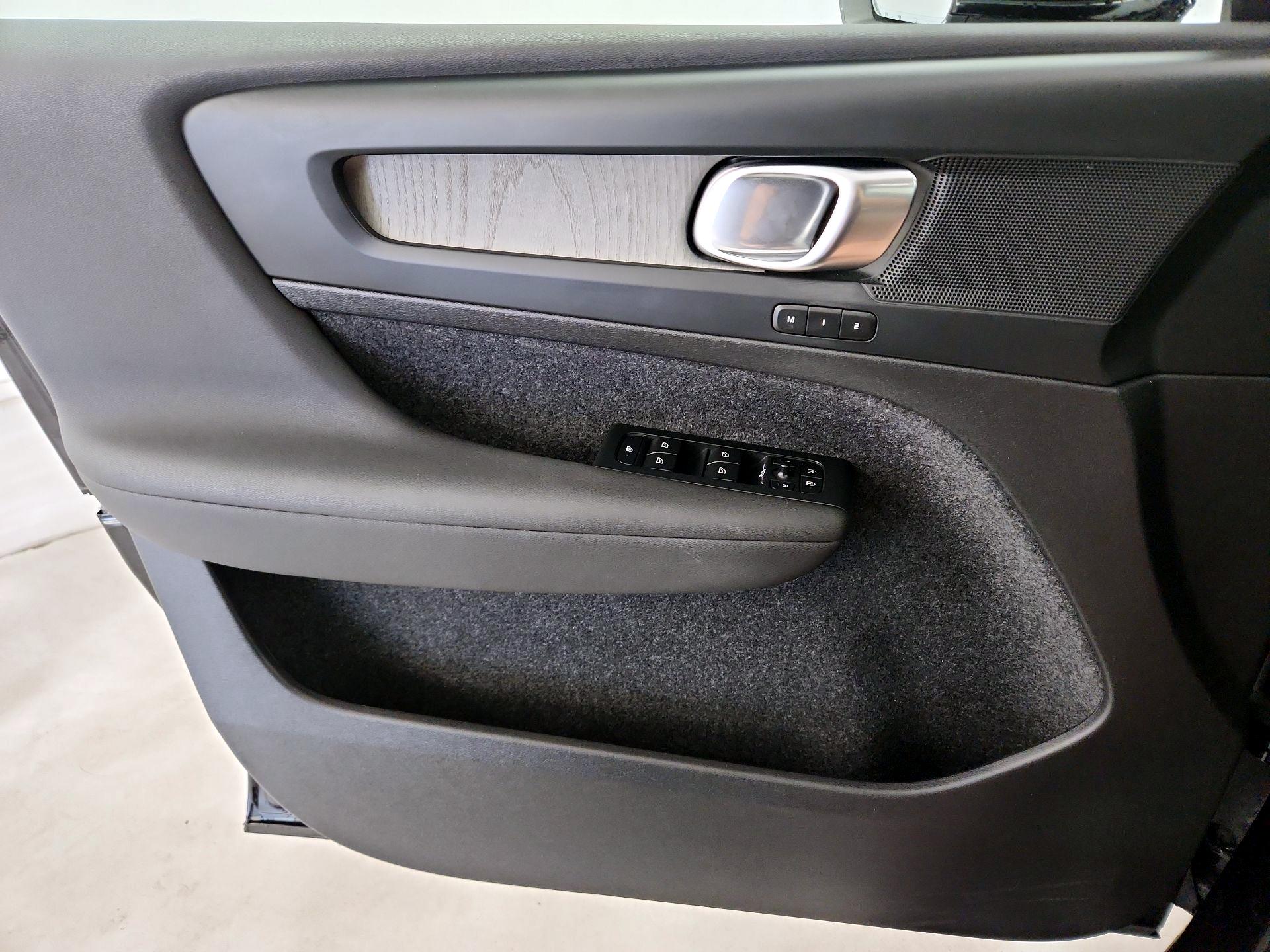 Thumbnail: 2023 Volvo XC40 - 12