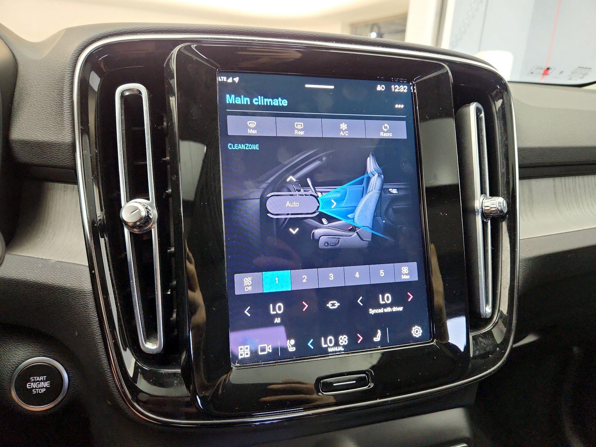 Thumbnail: 2023 Volvo XC40 - 16