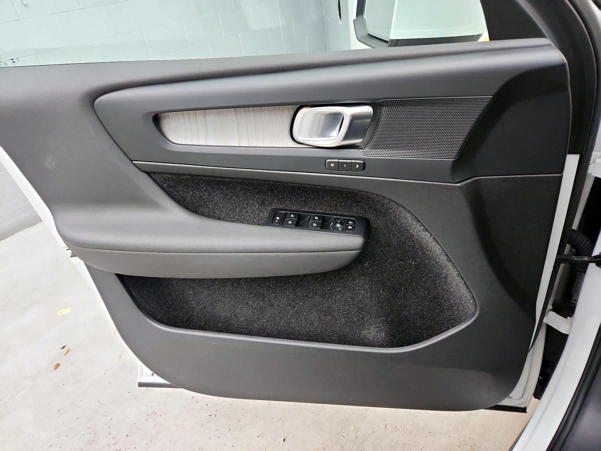 Thumbnail: 2024 Volvo XC40 - 12