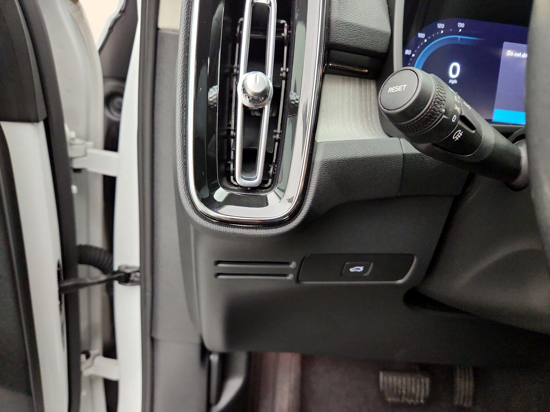 Thumbnail: 2024 Volvo XC40 - 13