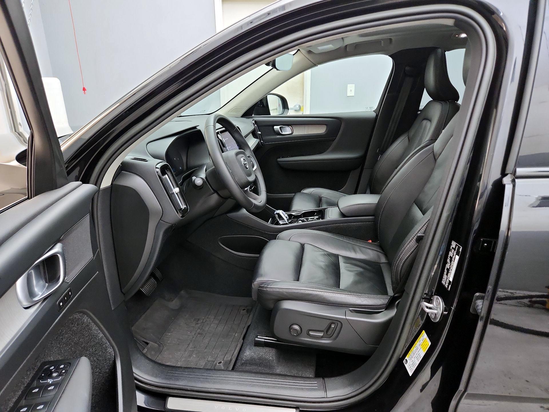 Thumbnail: 2023 Volvo XC40 - 11