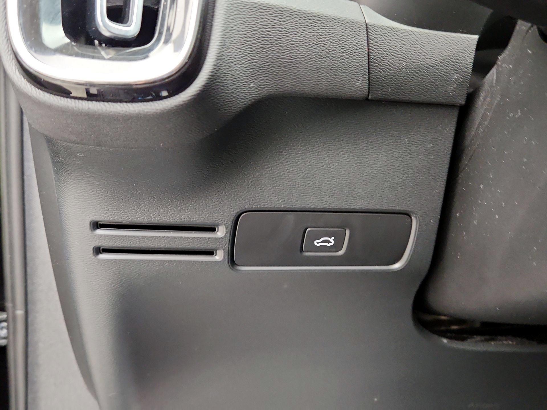 Thumbnail: 2023 Volvo XC40 - 13