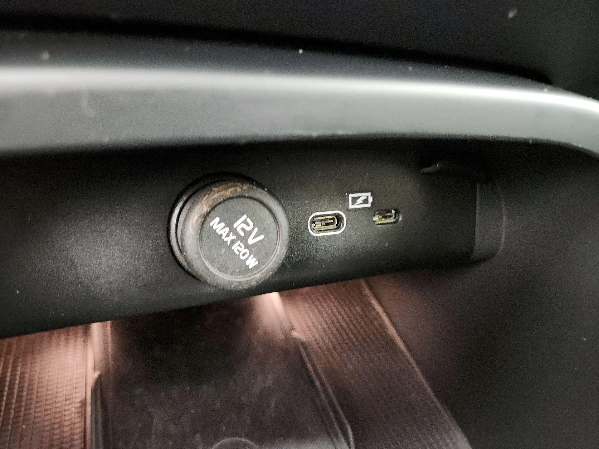 Thumbnail: 2023 Volvo XC40 - 18