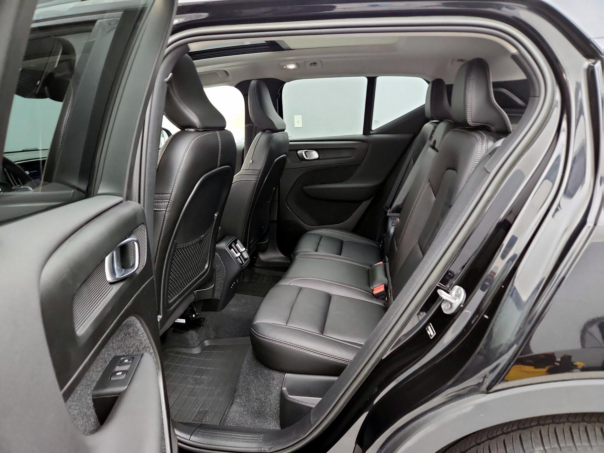 Thumbnail: 2023 Volvo XC40 - 20